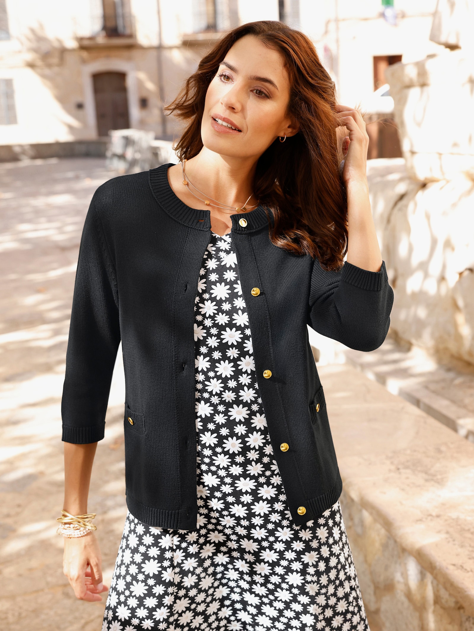 Strickjacke mit goldfarbenen Knöpfen - schwarz