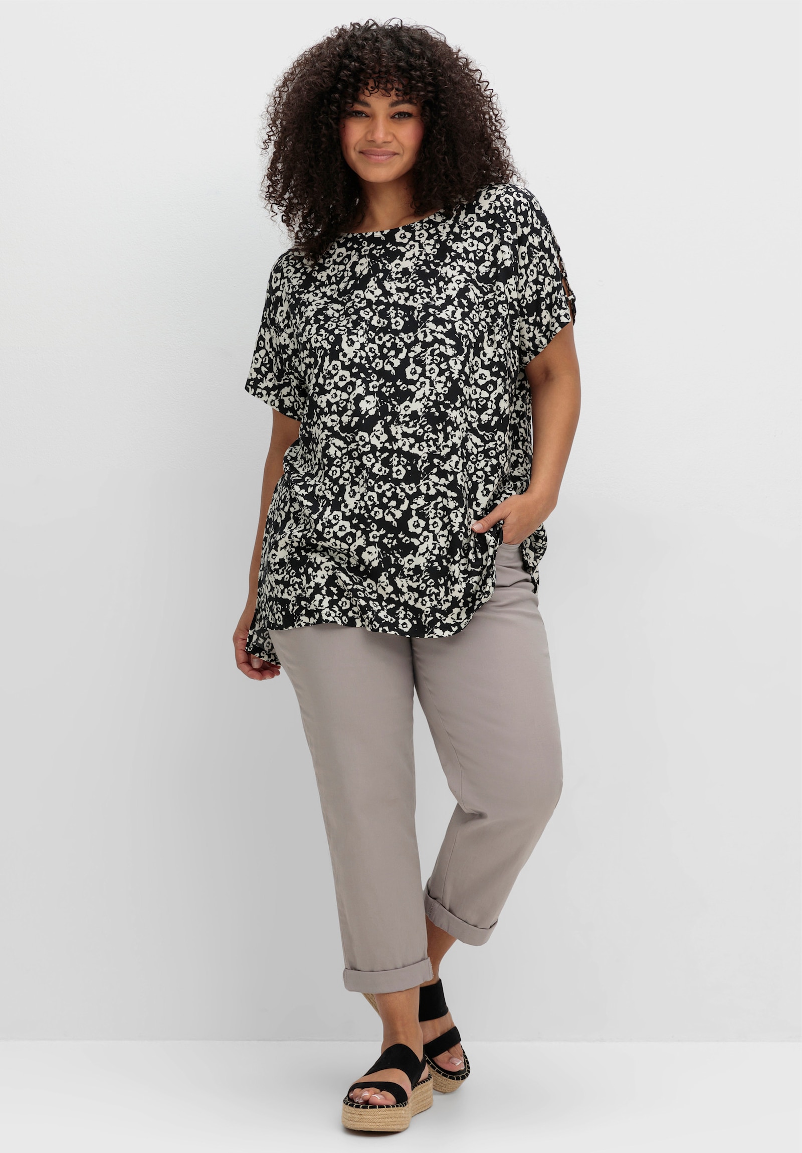 sheego Tunika mit Cut-outs an den Ärmeln - schwarz bedruckt