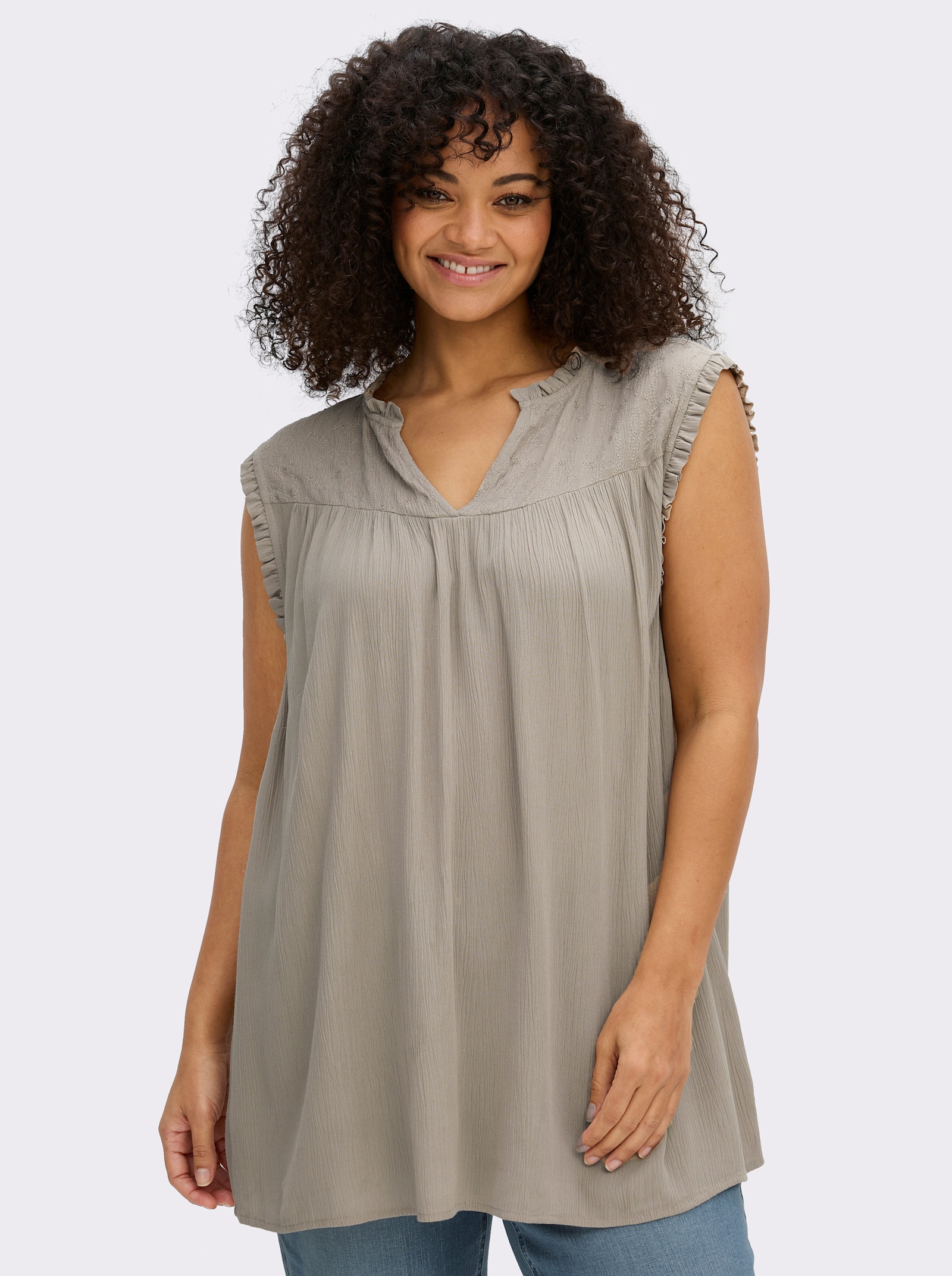 sheego Ärmellose Bluse mit Rüschen und Stickerei - sesam