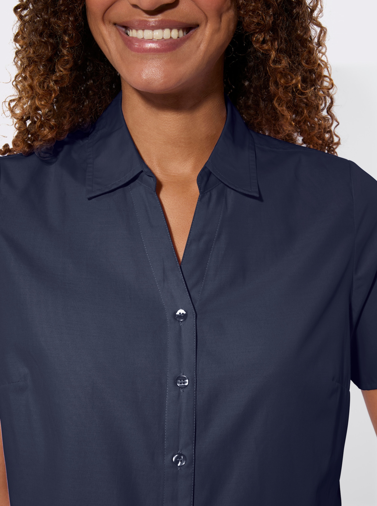 Blouse met korte mouwen en stolpplooi die voor wijdte zorgt - marine