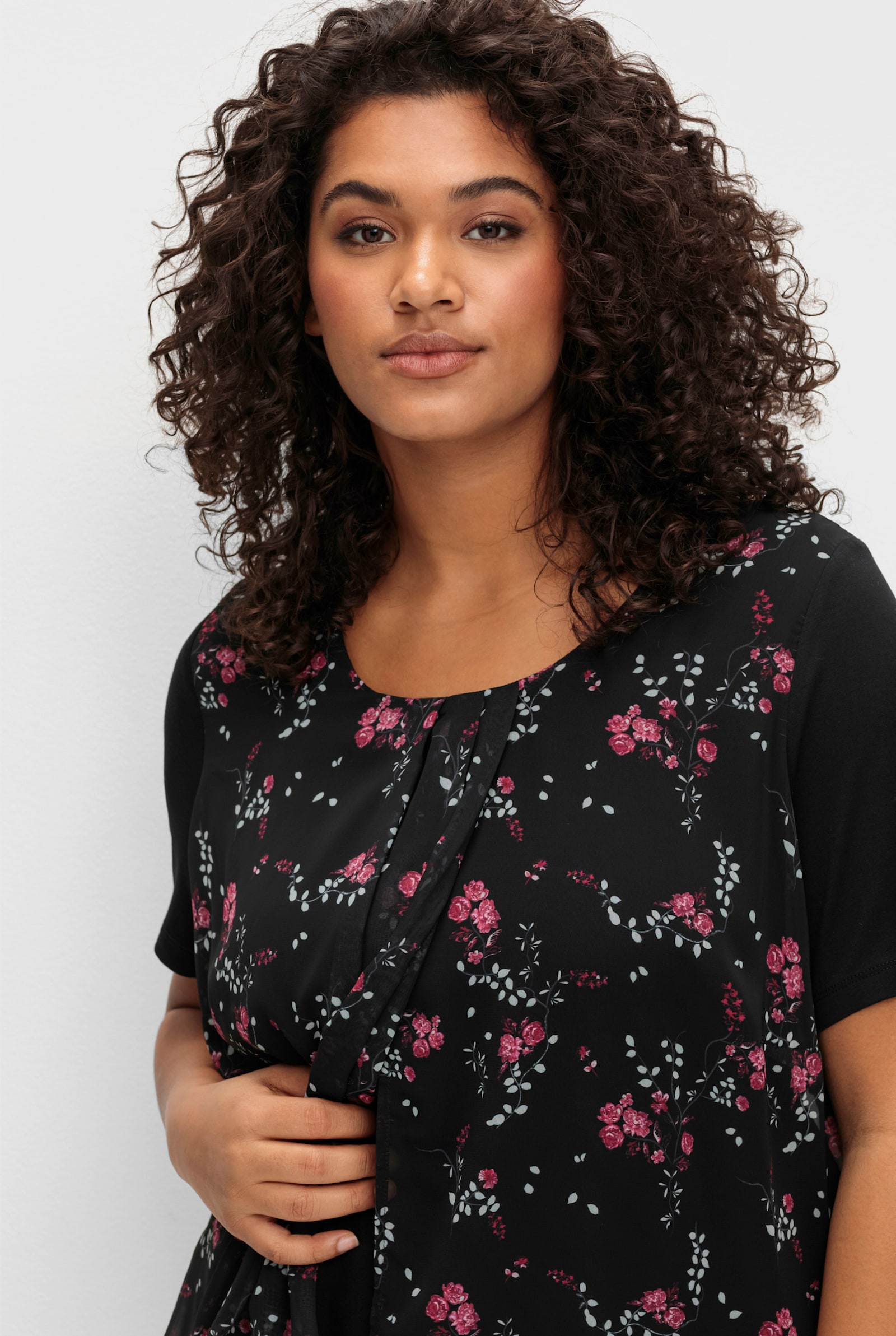 sheego Blusenshirt in Lagenoptik - schwarz-gemustert