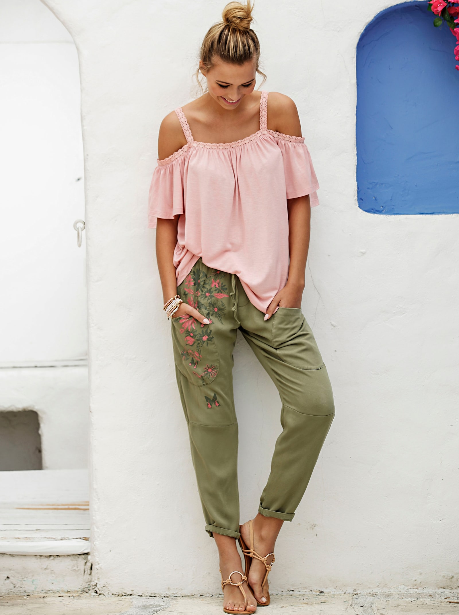 Schlupfhose mit Blumen- und Schmetterlingsdruck vorne - khaki