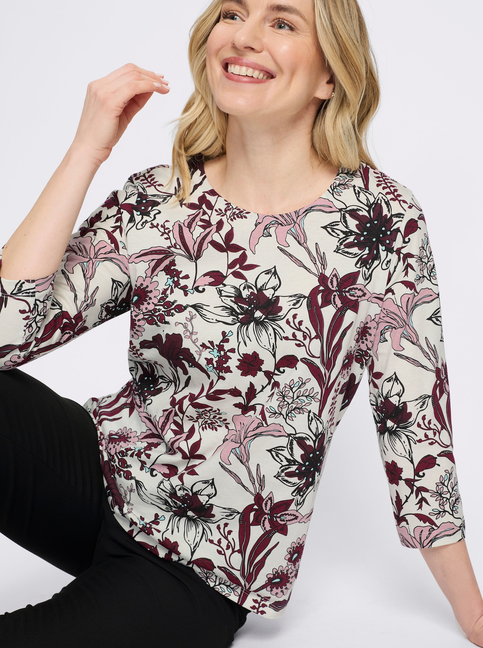 Rundhalsshirt mit floralem Muster - ecru-burgund-bedruckt