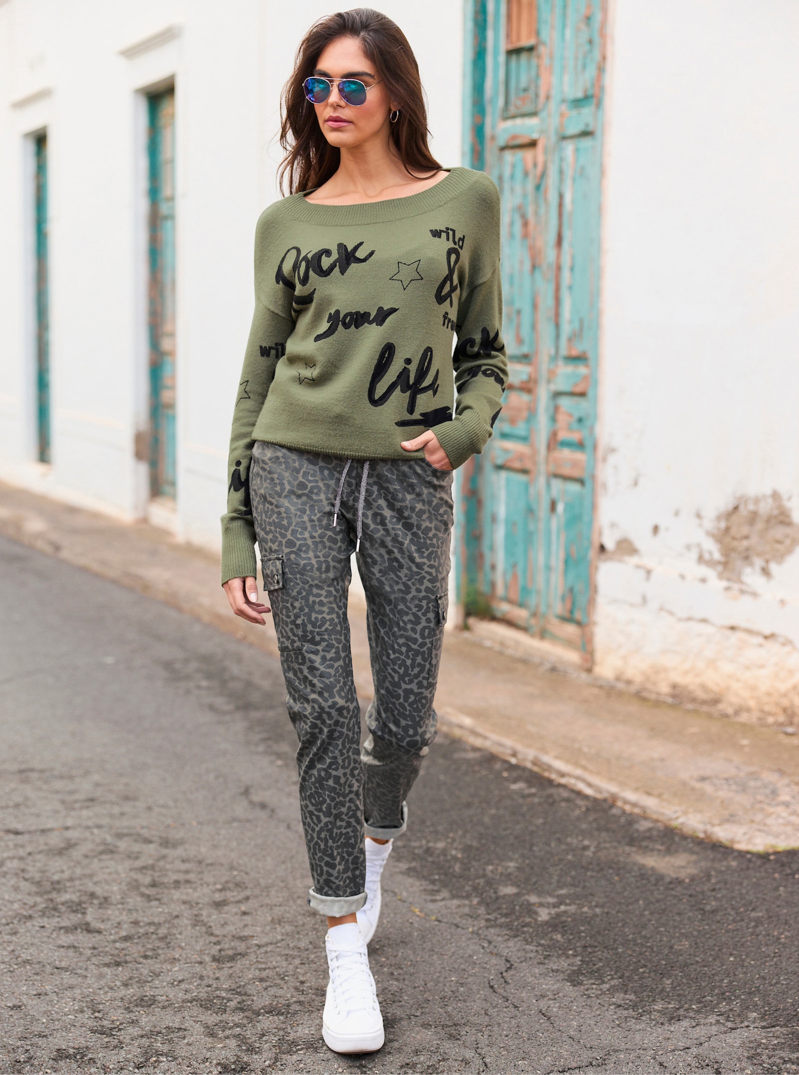 heine Strickpullover mit Flockprint vorne - khaki