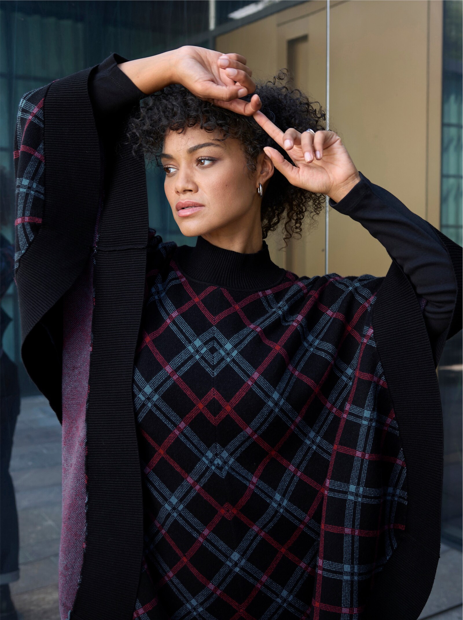 sheego Strickponcho mit Karomuster - schwarz-bordeaux-kariert