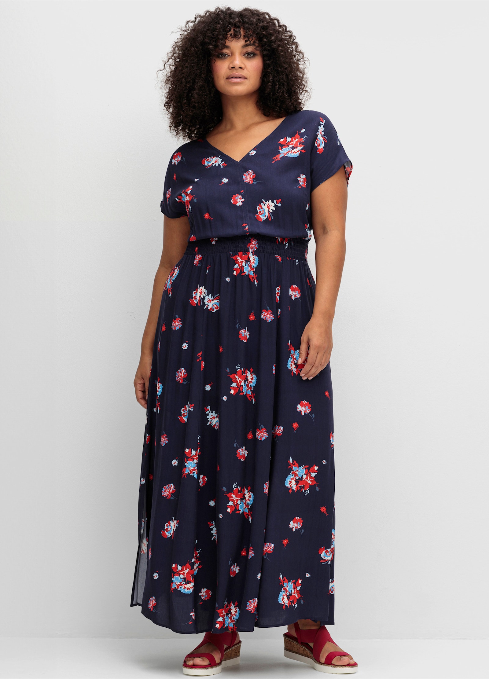 sheego Maxikleid mit Blumendruck und gesmokter Taille - marine-gemustert