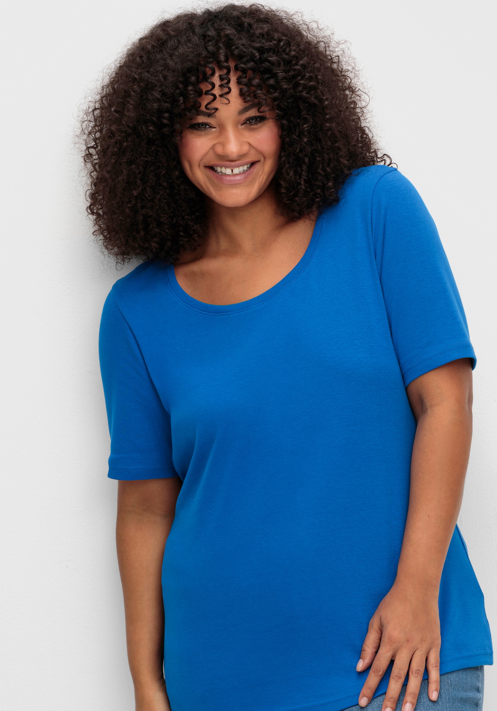 sheego T-Shirt mit tiefem Rundhalsausschnitt - kobaltblau