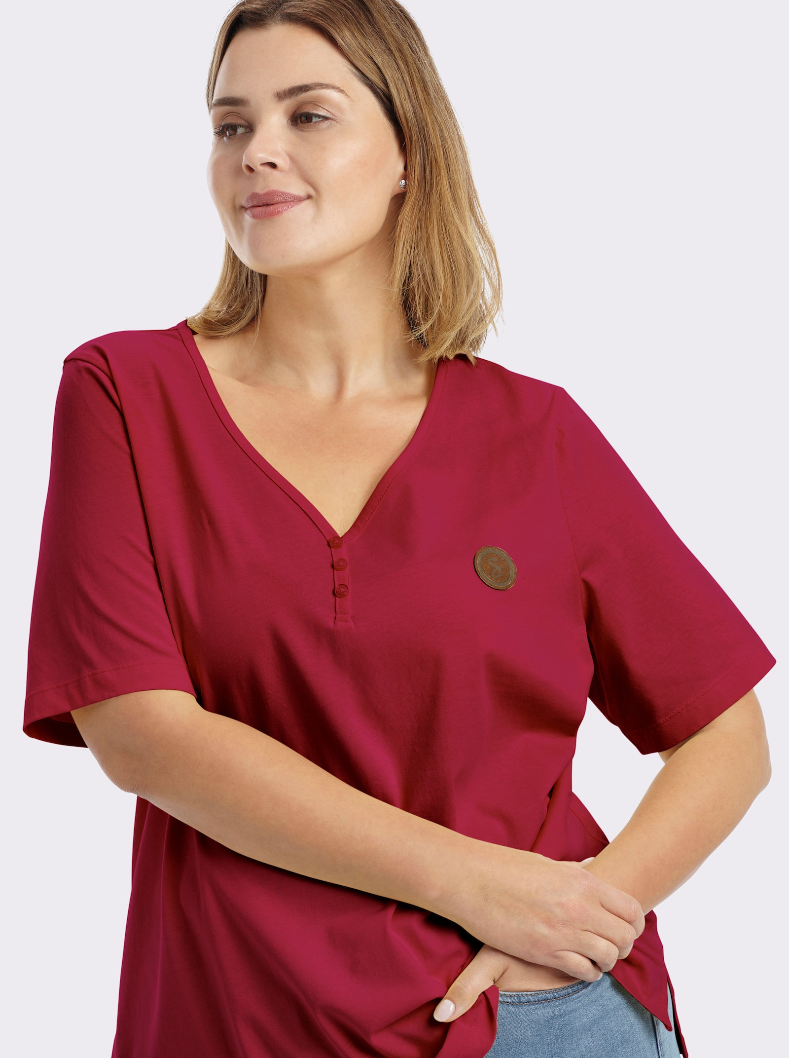sheego Shirt met V-hals en korte sierknoopsluiting - kers