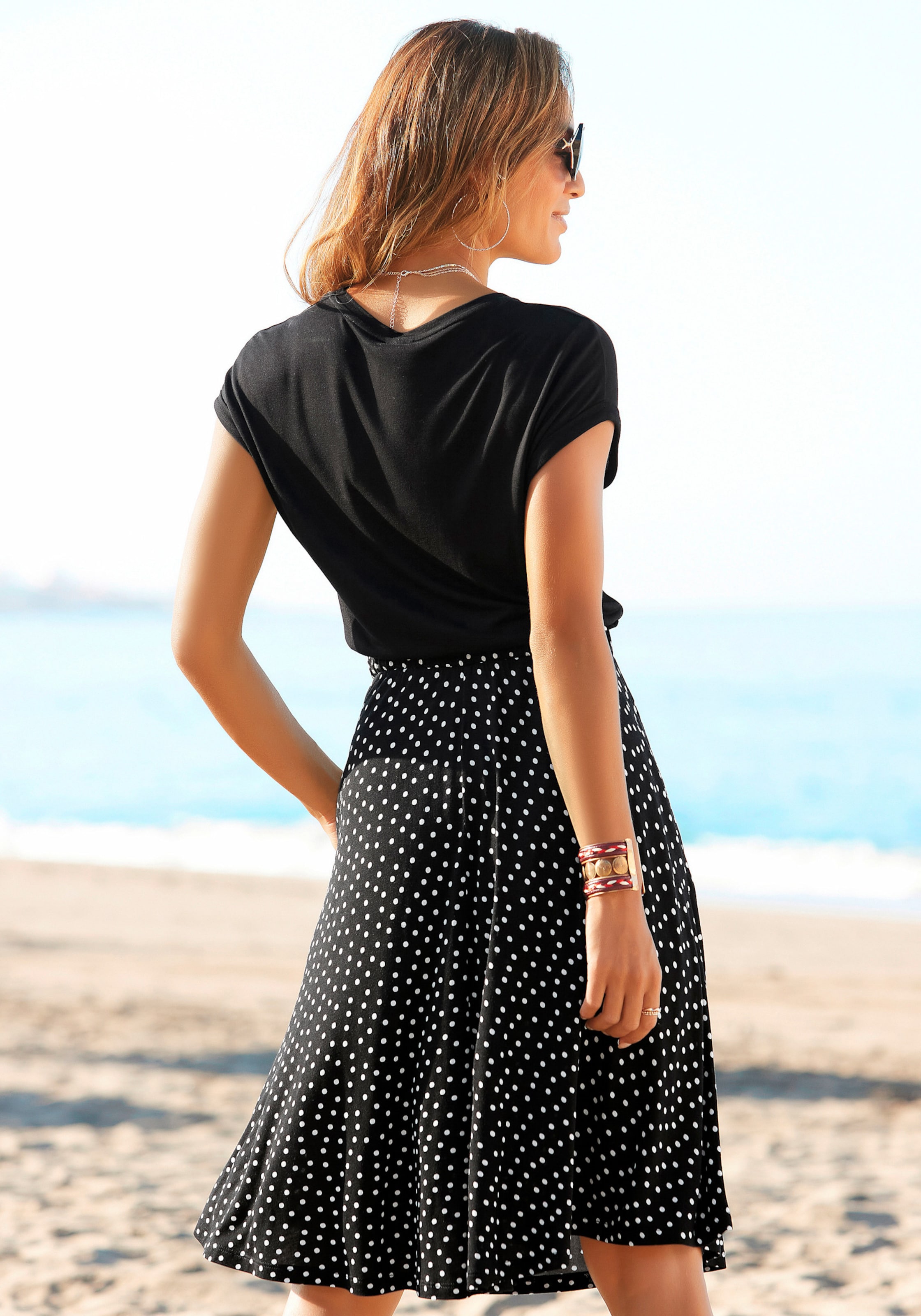 Kleid Schwarz günstig Kaufen-Jerseykleid in schwarz-gepunktet-bedruckt von Beachtime. Jerseykleid in schwarz-gepunktet-bedruckt von Beachtime <![CDATA[Kleid von Beachtime in 2-in-1-Optik. Legere Form mit weitem Rock für ein luftiges Tragegefühl. Oberteil mit kurzen Ärmeln. Rocktei