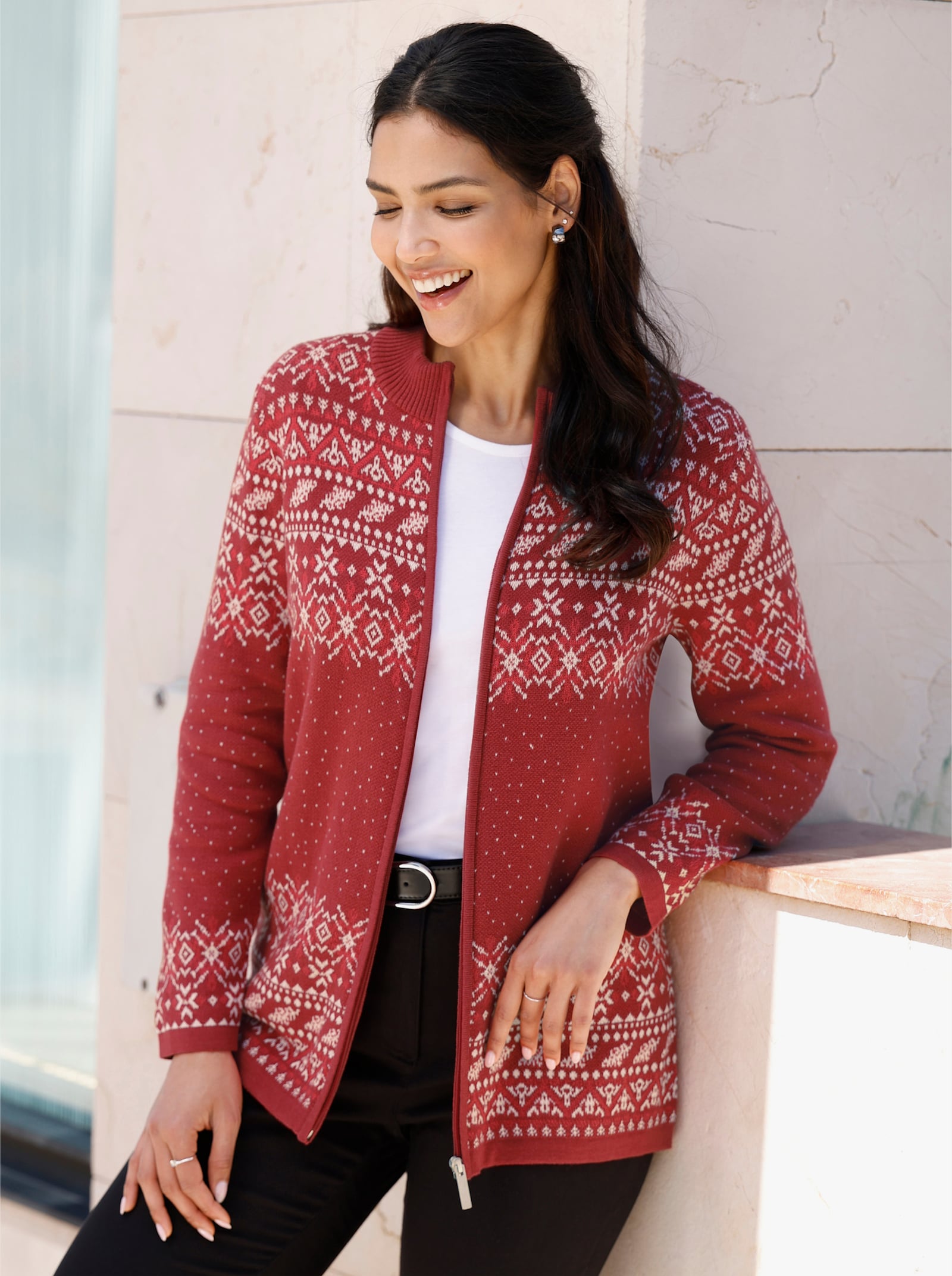 Žakárový pletený kabátek v norském stylu - třešňová-ecru-vzor