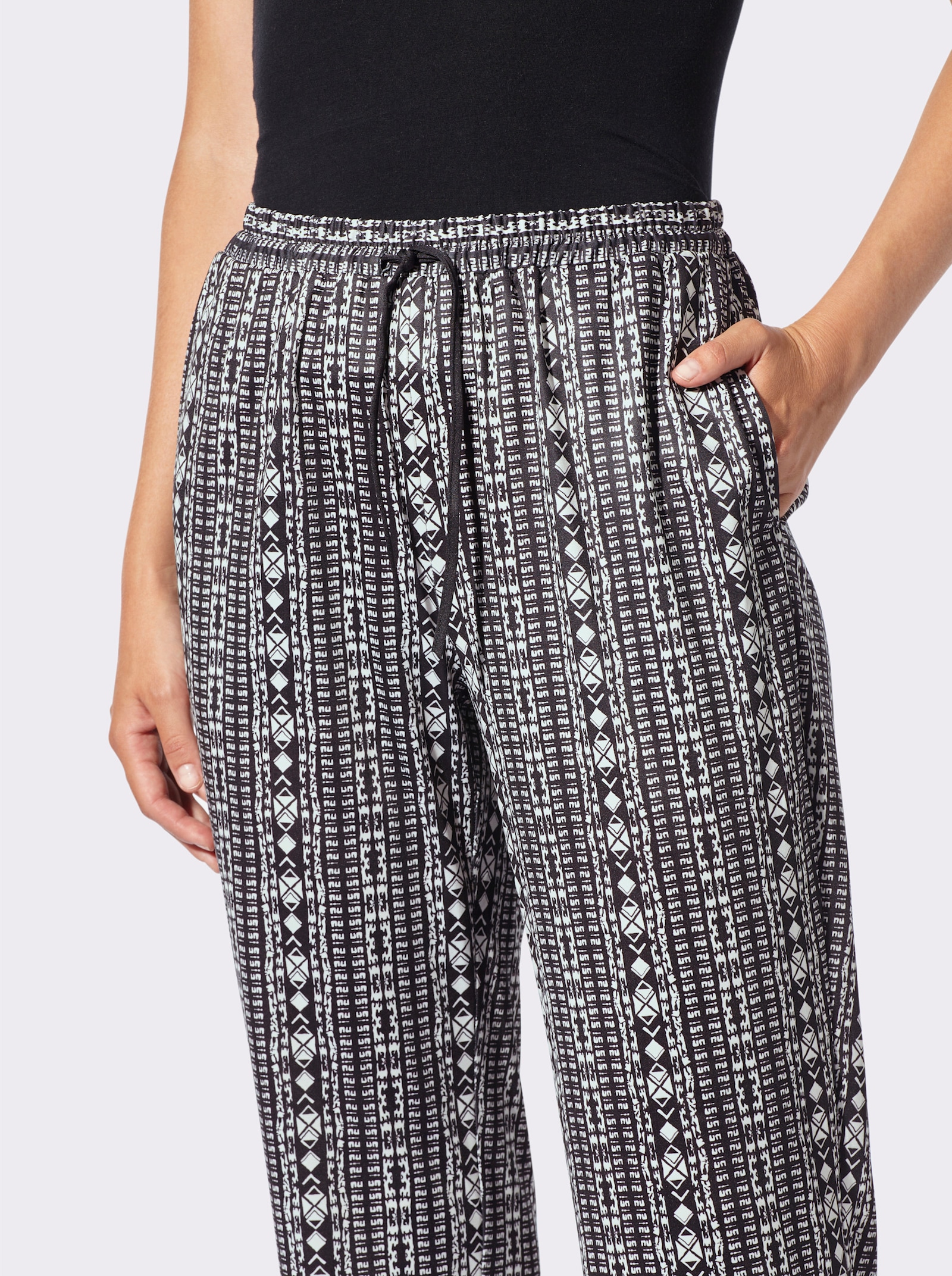 Jerseyhose aus recyceltem Polyester - schwarz-gestreift