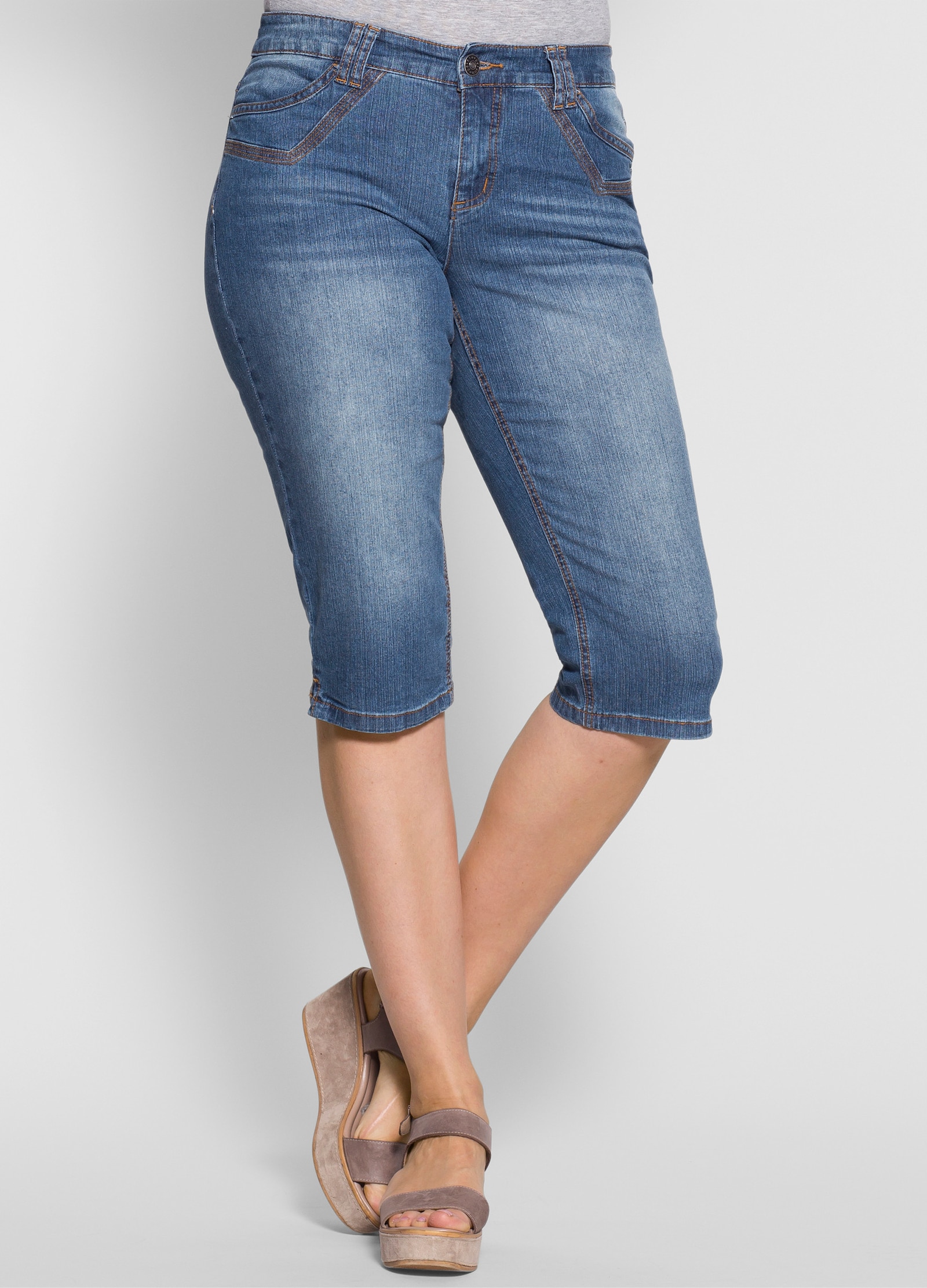 sheego Caprijeans mit Gürtelschlaufen - blue denim
