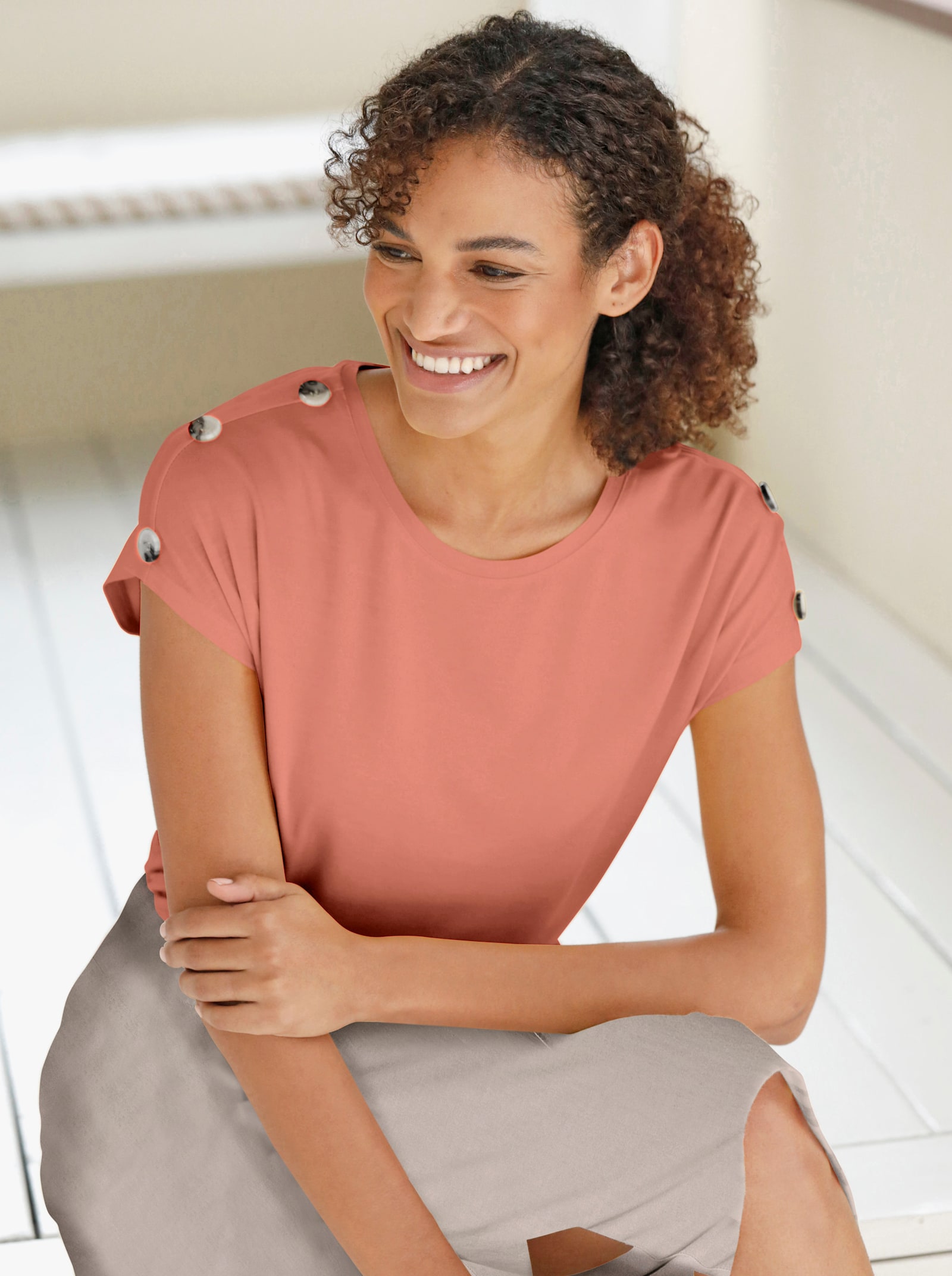 Kurzarmshirt mit Zierknöpfen an den Schultern - papaya