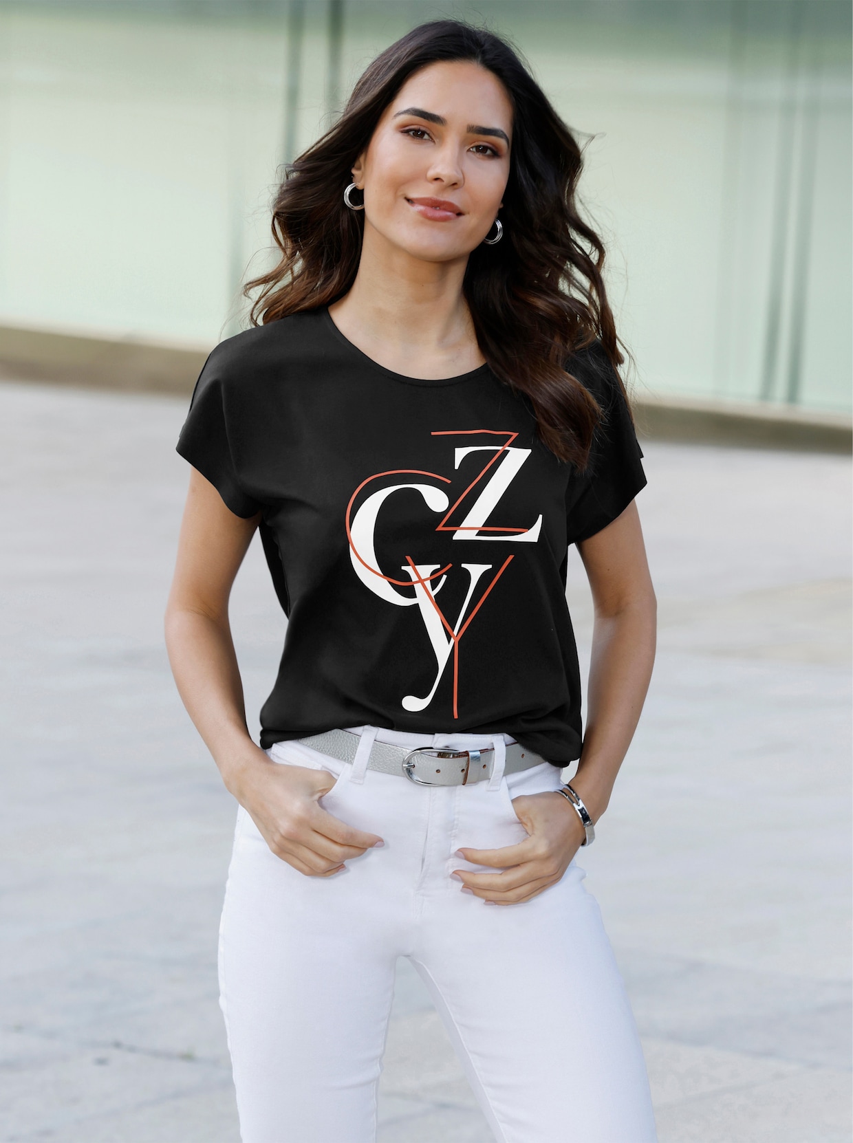 Kurzarmshirt mit Lettering-Print - schwarz-weiß