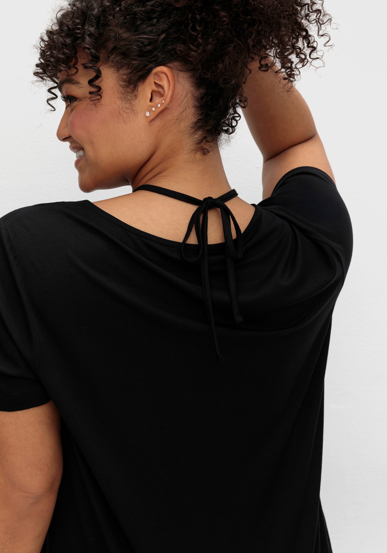 sheego by Joe Browns Neckholdershirt mit V-Cut - schwarz