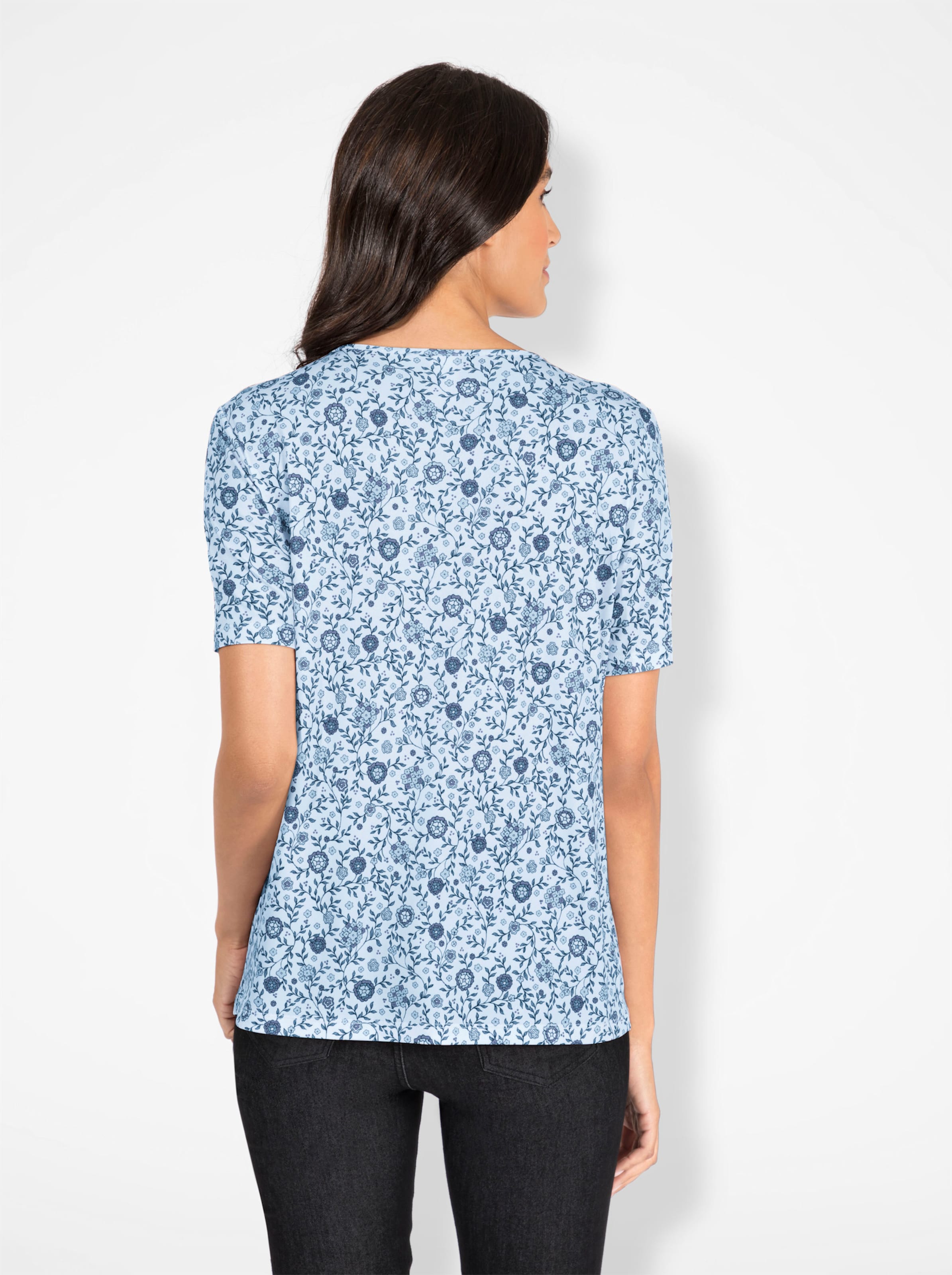 und Blau günstig Kaufen-Print-Shirt in hellblau-jeansblau-bedruckt von heine. Print-Shirt in hellblau-jeansblau-bedruckt von heine <![CDATA[Ein hübsches florales Muster auf weich fließender Qualität zeichnet dieses Shirt aus. Die Faltenpartie unterhalb des Rundhals-Ausschnitt