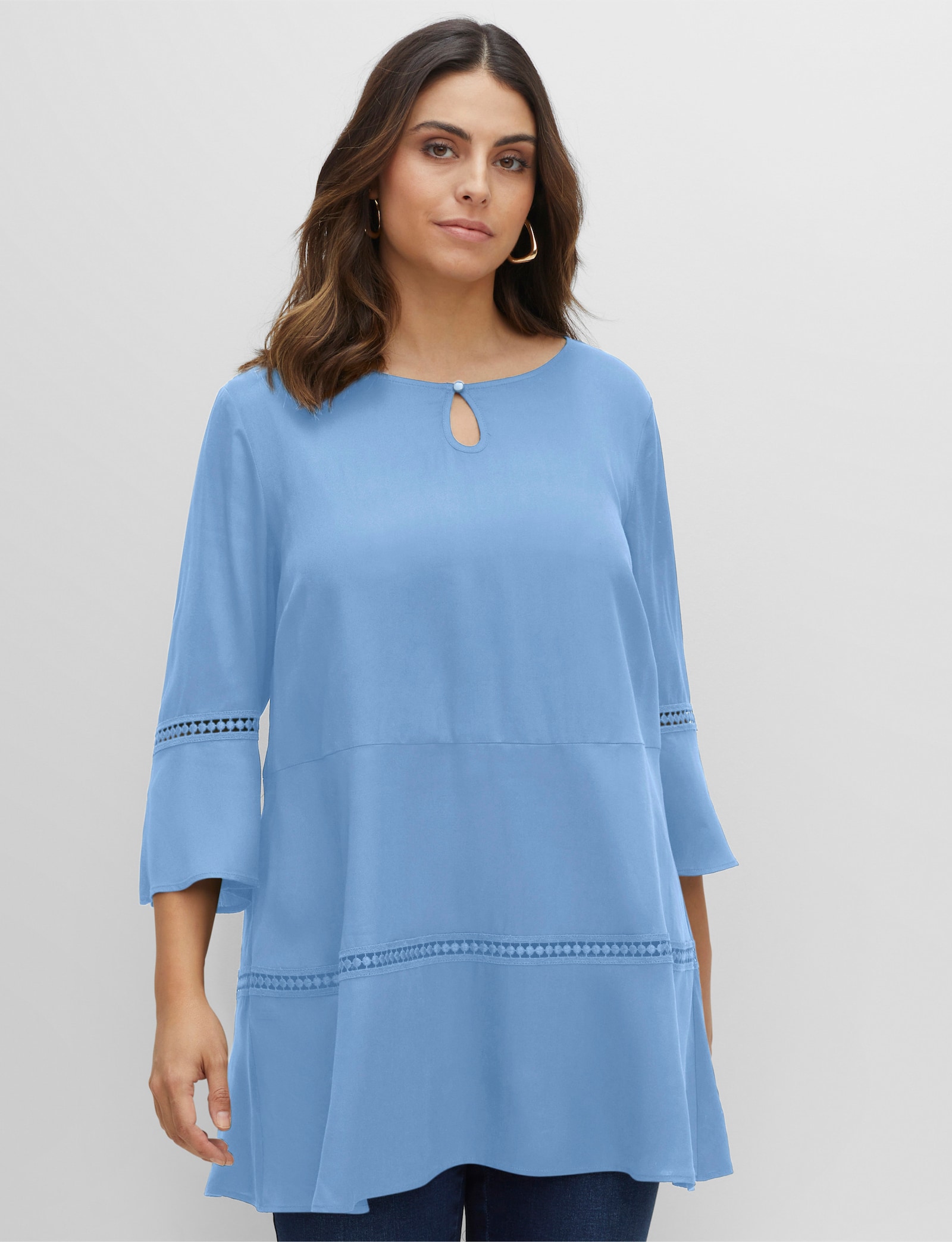 sheego Tunika mit Lochmusterdetails, in A-Linie - himmelblau