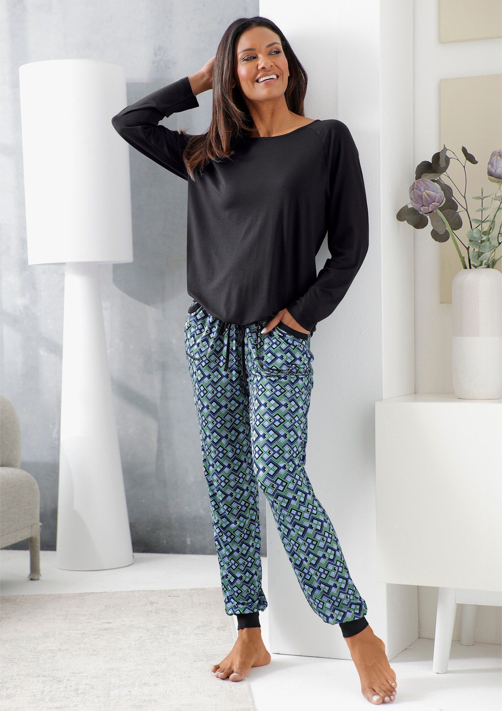 wäschepur Schlafanzug in Viskose-Qualität - schwarz-apfel-bedruckt