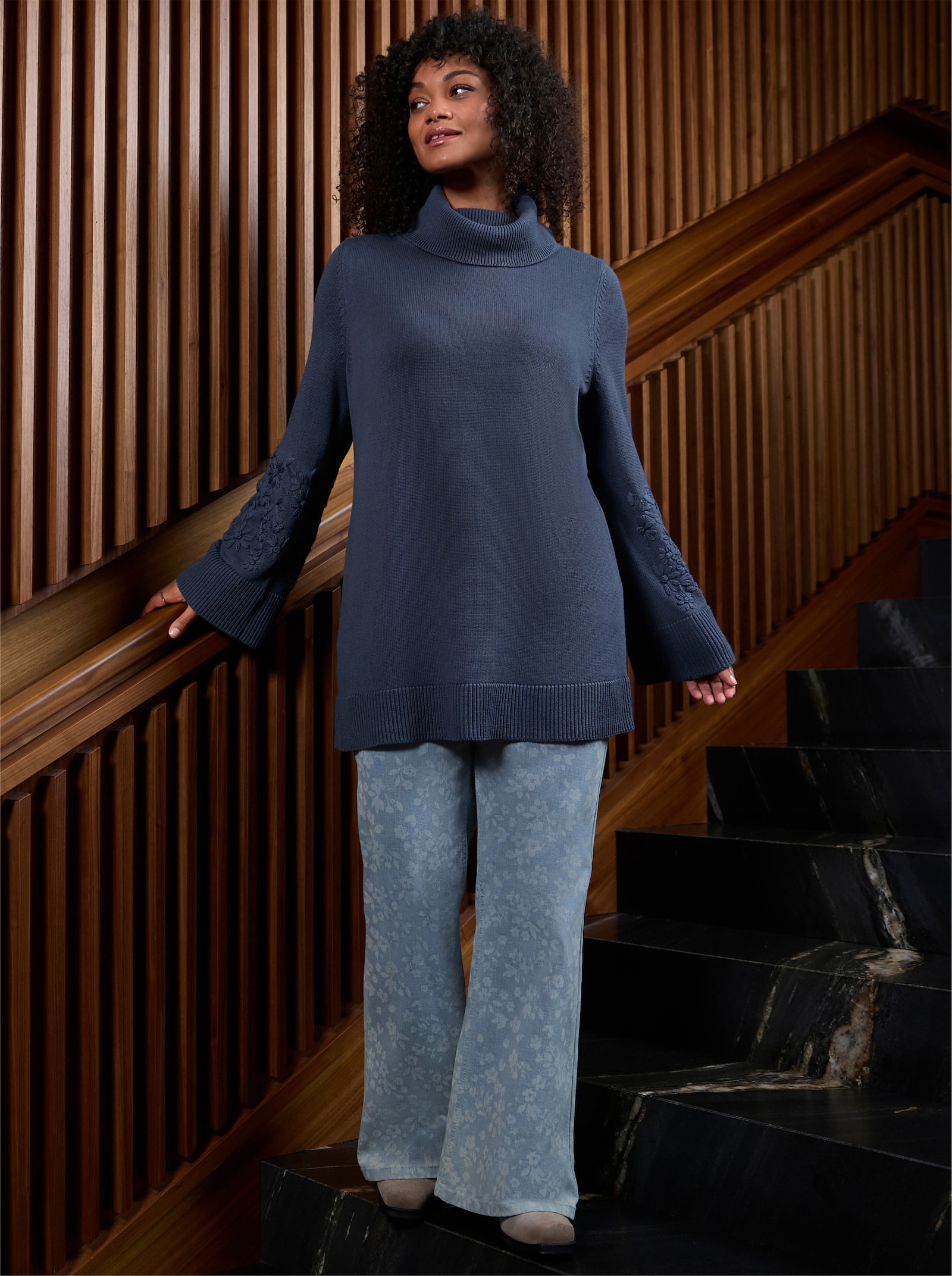 sheego Rollkragenpullover mit Stickereien am Ärmel - rauchblau