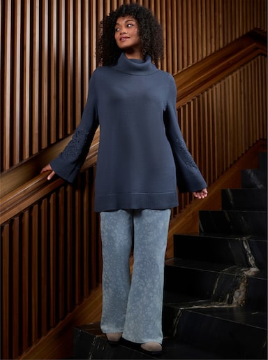 sheego Rollkragenpullover mit Stickereien am Ärmel - rauchblau