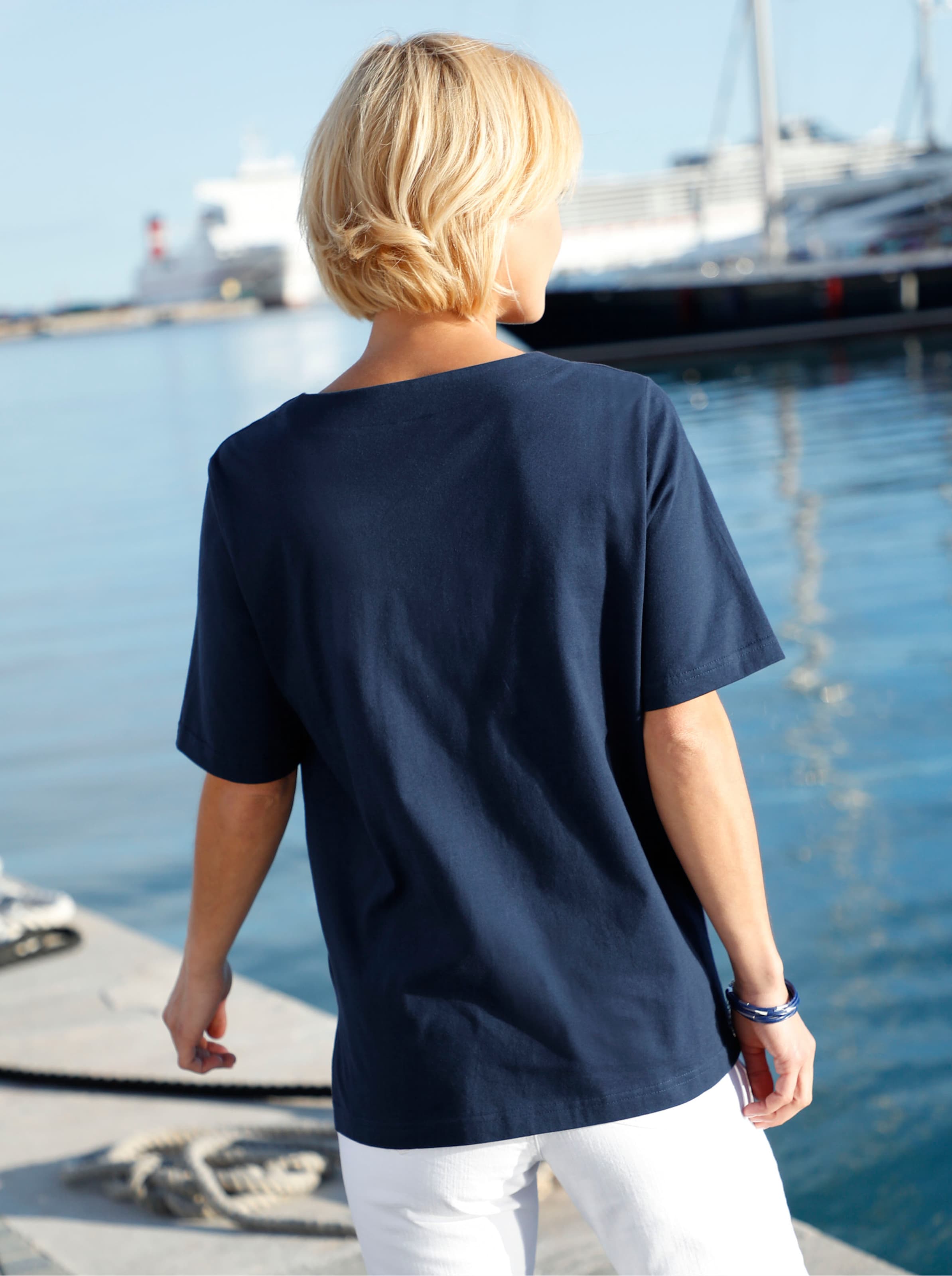 VORNE günstig Kaufen-Kurzarmshirt in marine von heine. Kurzarmshirt in marine von heine <![CDATA[Shirt mit Muscheldruck vorne. Seitenschlitze.]]>. 
