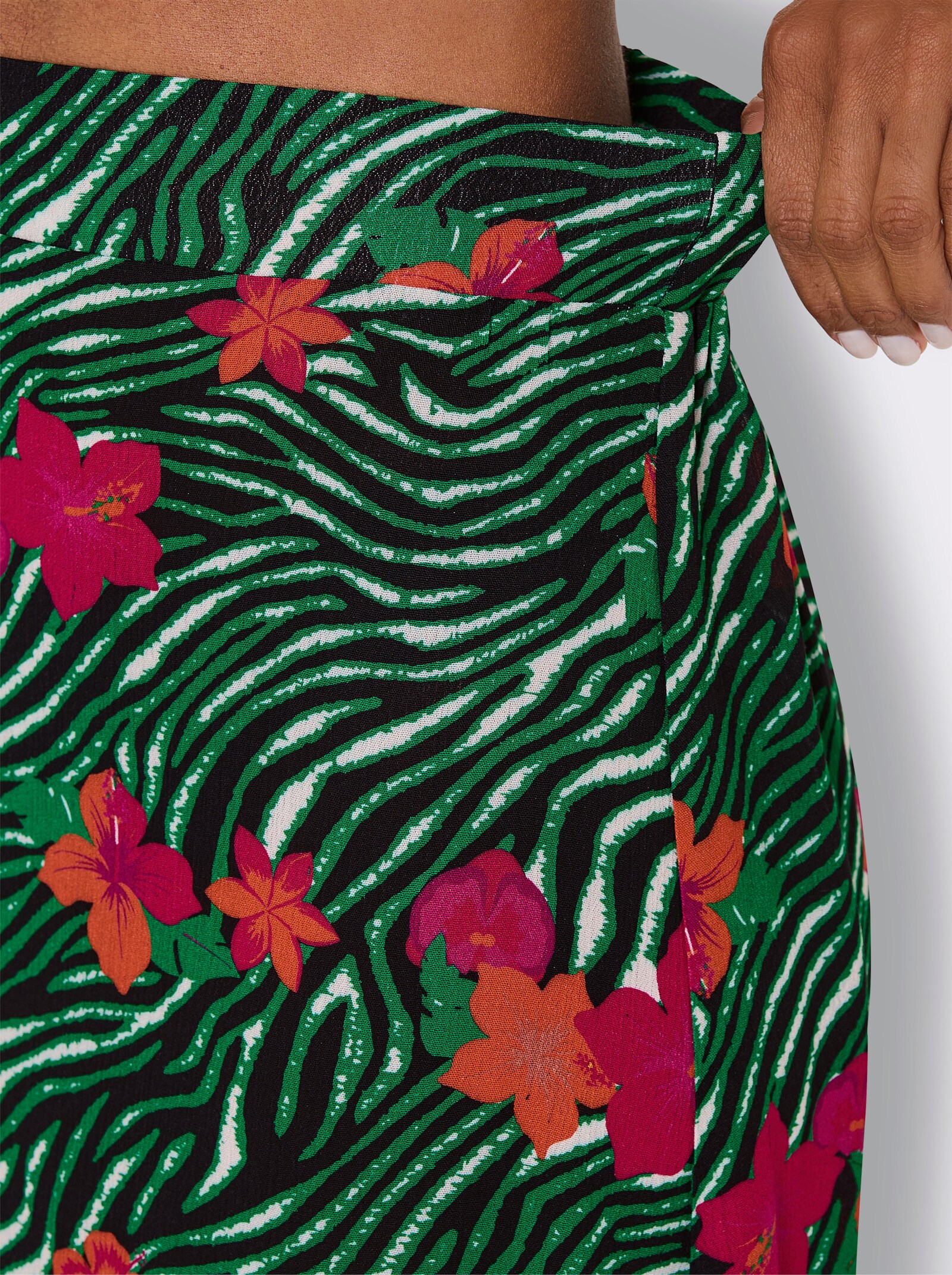 feel good Bade-Rock mit Dehnbund und Seitenschlitz - schwarz-apfel-bedruckt