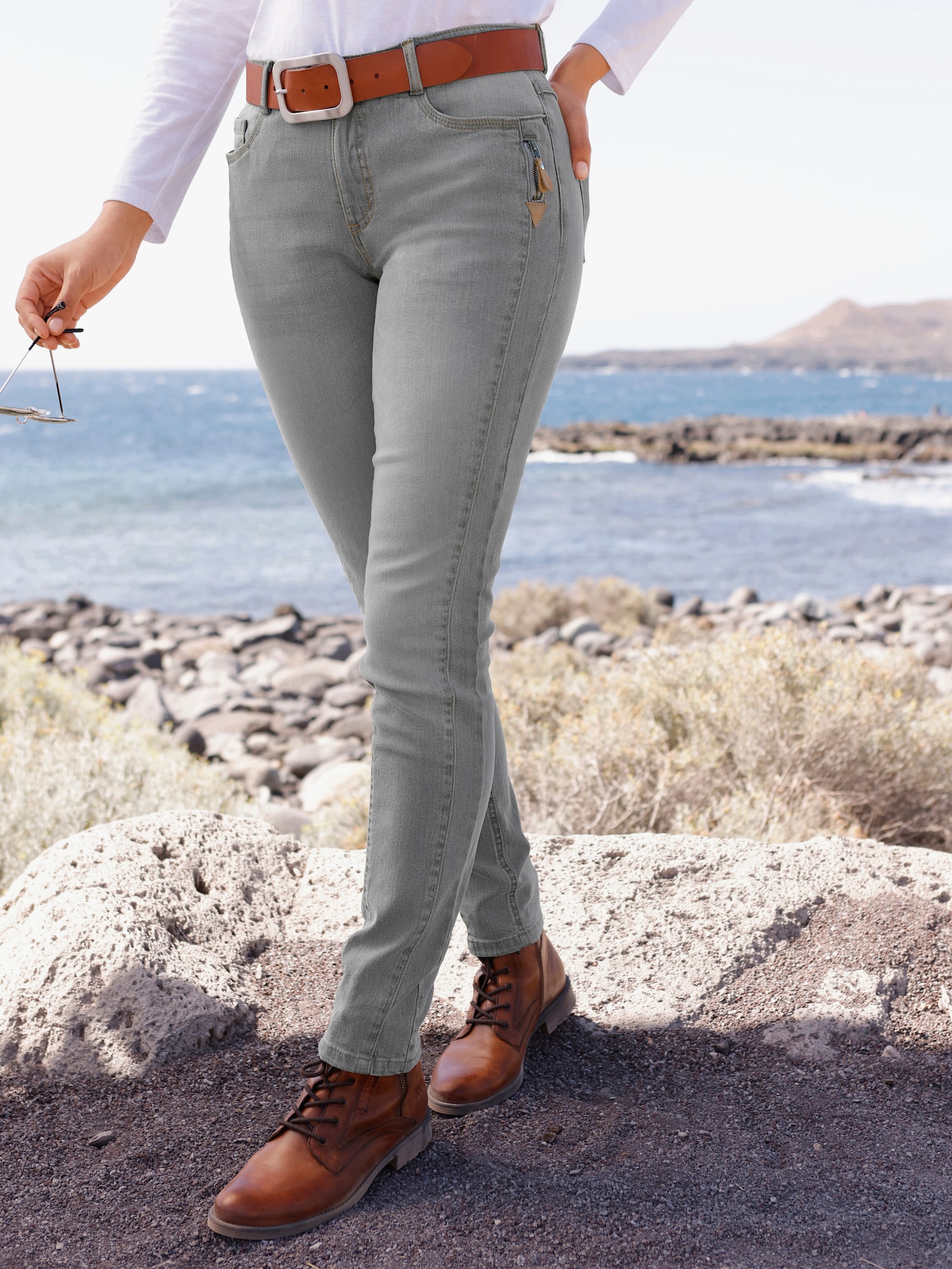 Jeans in modischer Waschung - light grey-denim