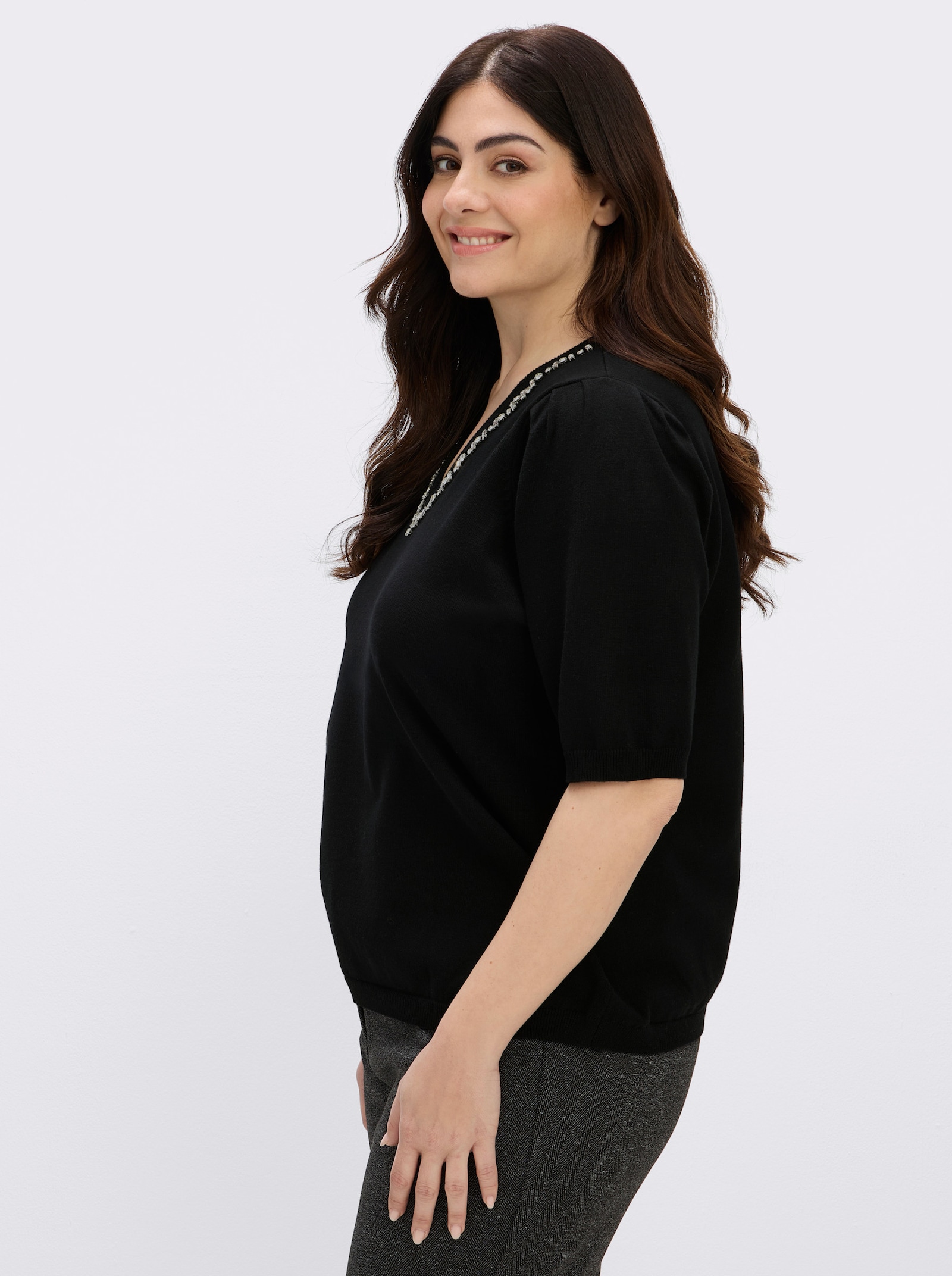 sheego V-Ausschnitt-Pullover mit Strass-Verzierung - schwarz