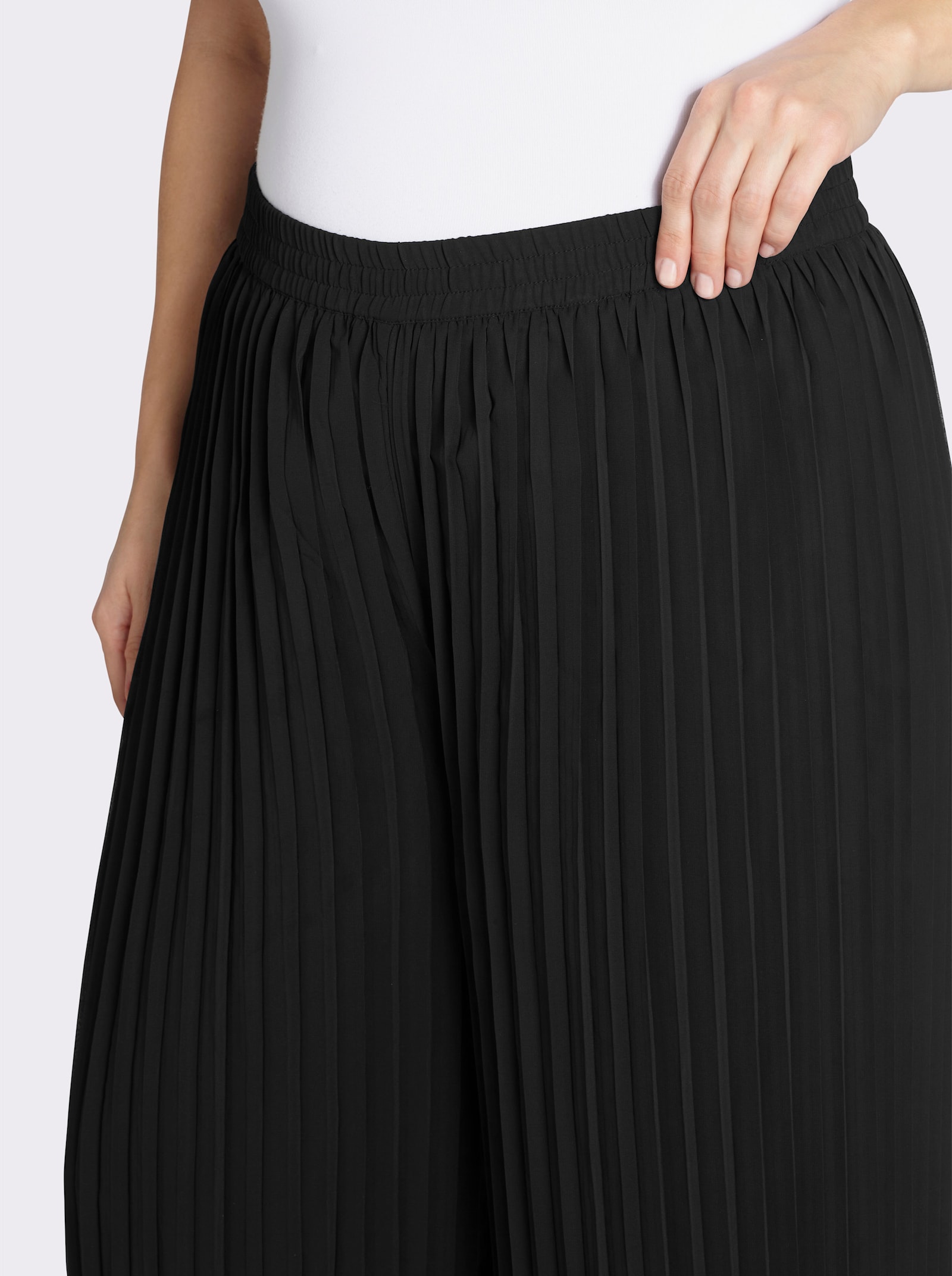 sheego 7/8-Hose aus fließender Plissee-Qualität - schwarz