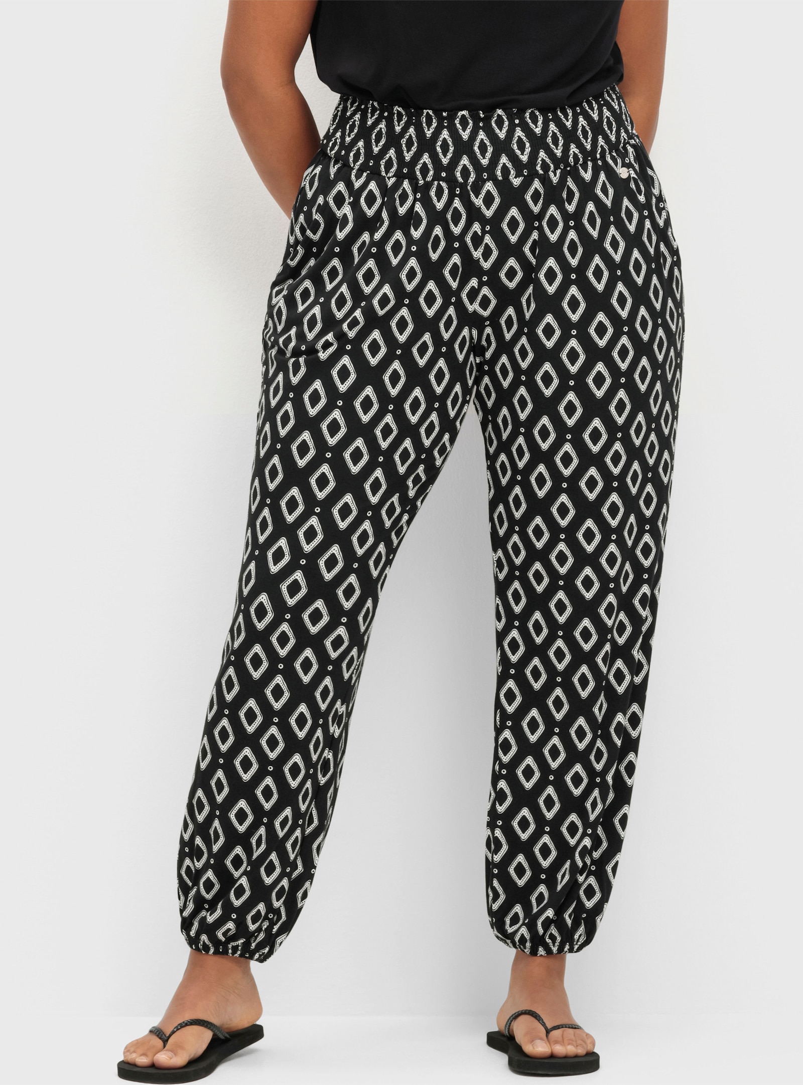 sheego Jogpants met print rondom - zwart gedessineerd