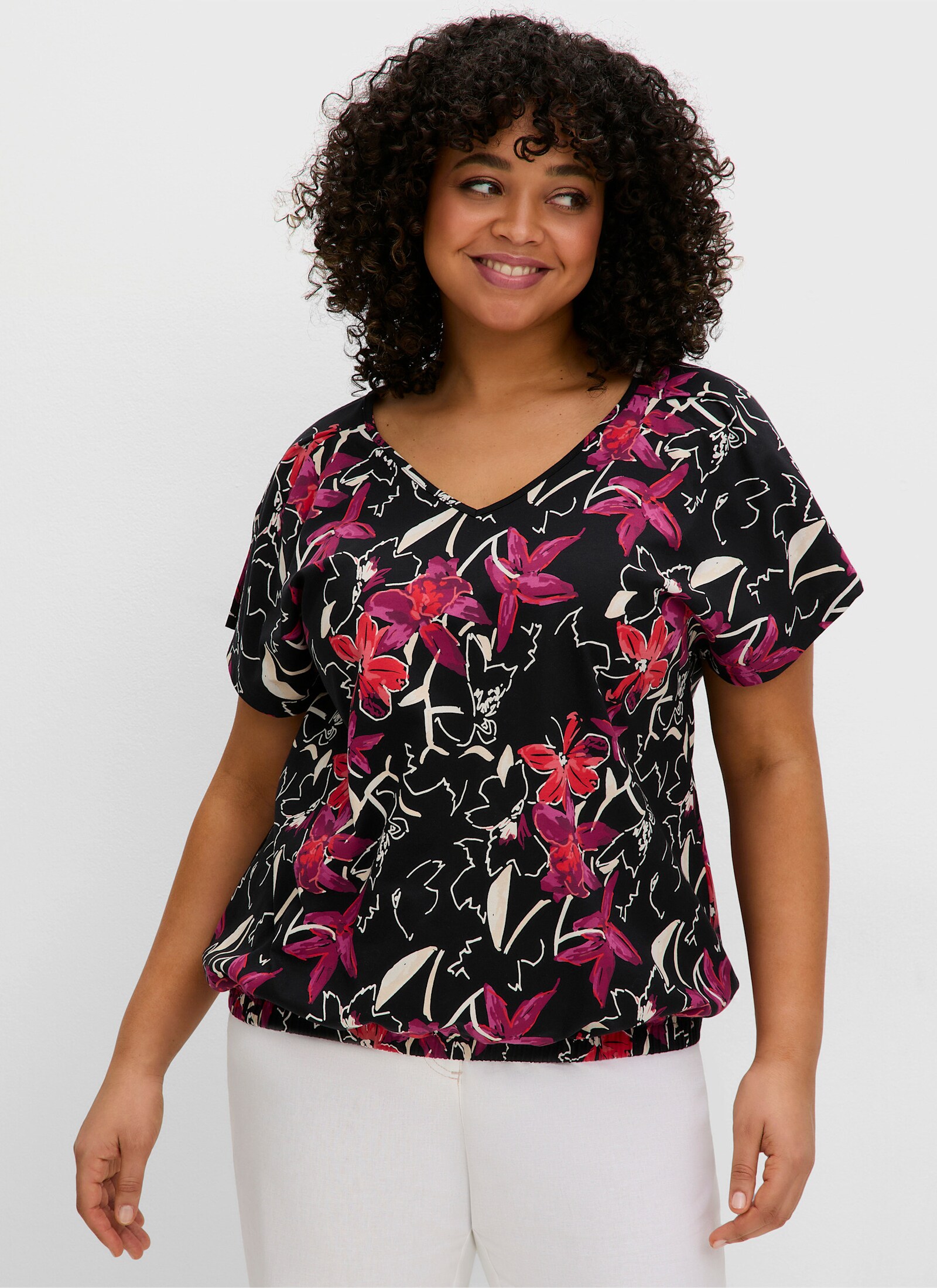 sheego V-Shirt mit geschlitzten Ärmeln - schwarz-gemustert