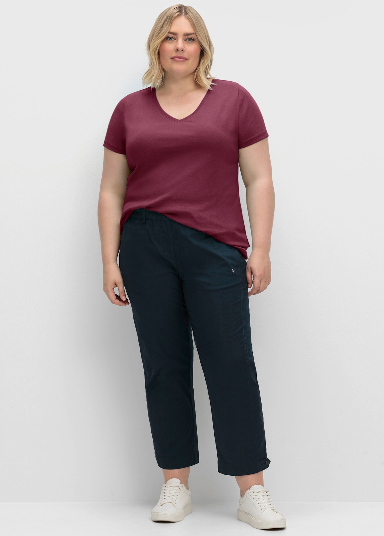 sheego T-Shirt mit V-Ausschnitt, Rippqualität - bordeaux