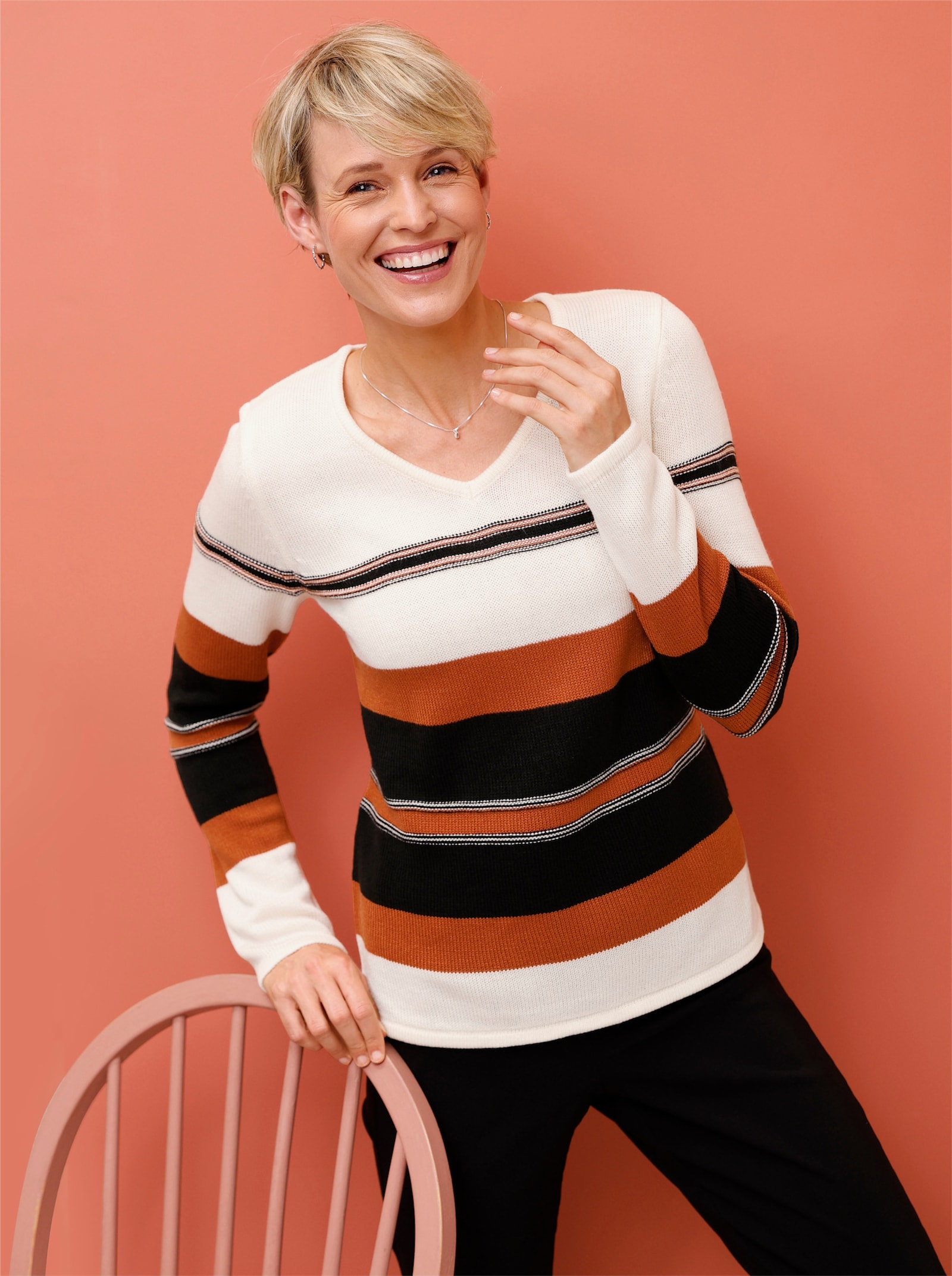 V-Ausschnitt-Pullover - champagner-schwarz-geringelt