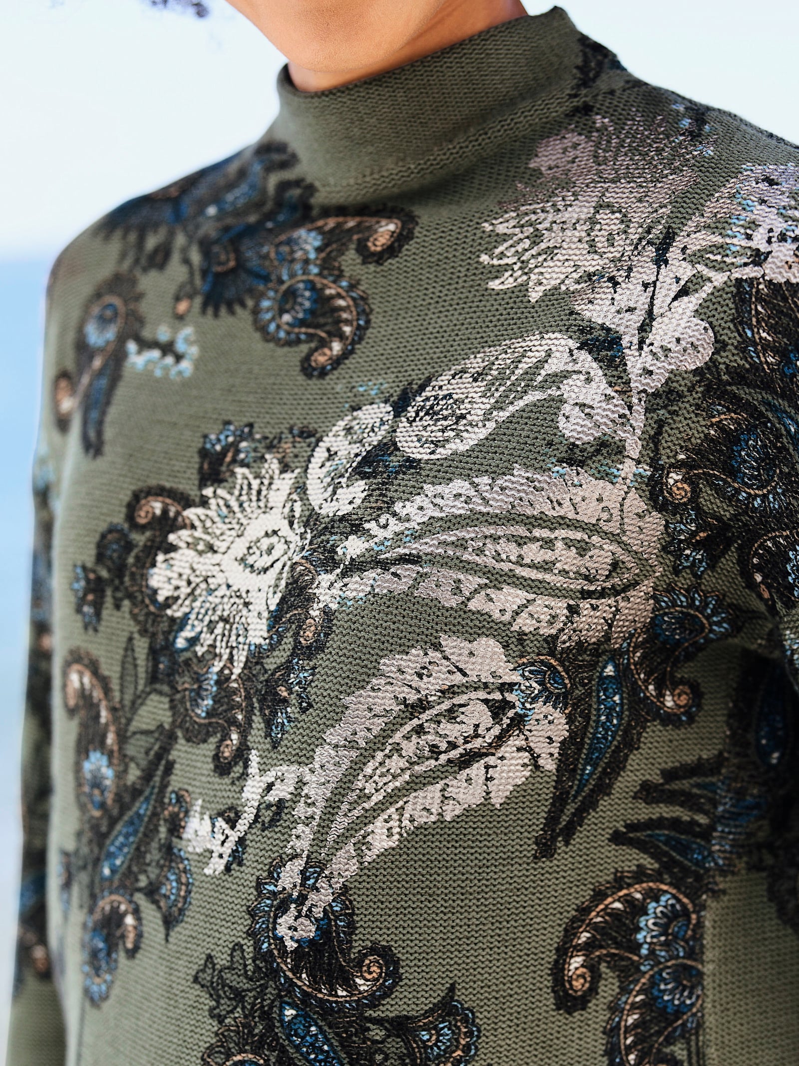 heine Stehkragenpullover mit Foliendruck - khaki-aqua-bedruckt