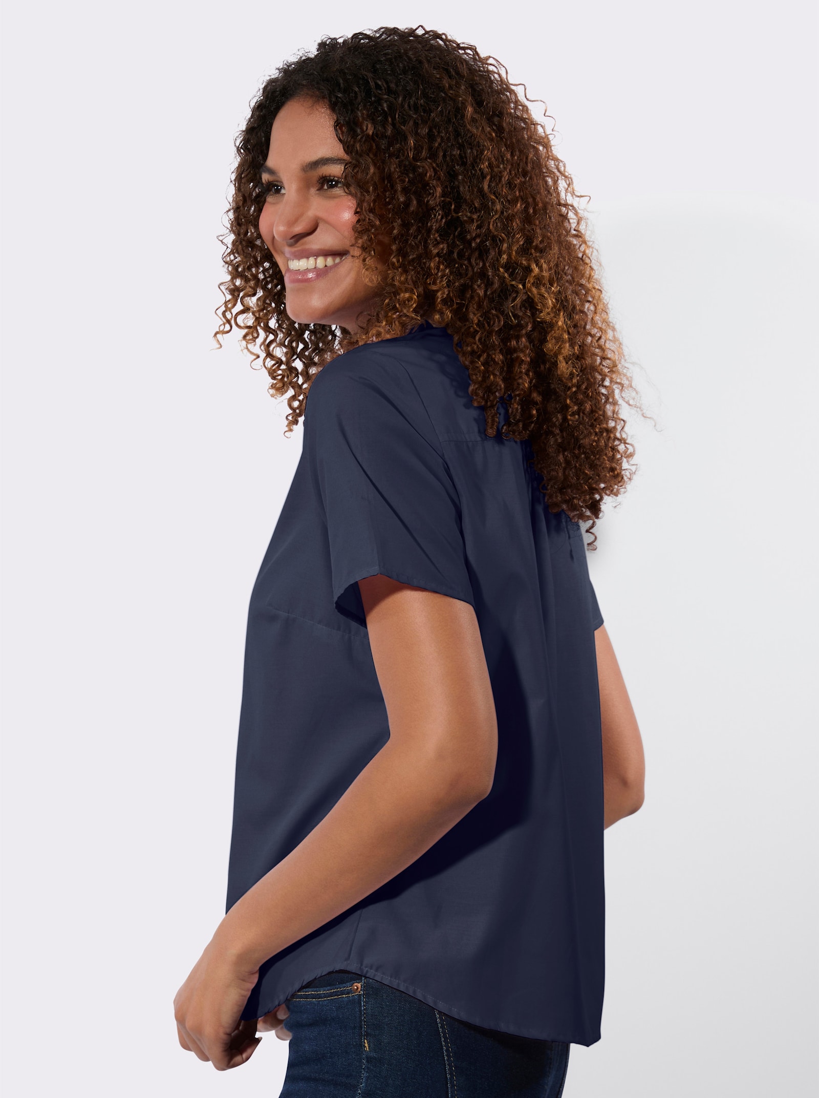 Blouse met korte mouwen en stolpplooi die voor wijdte zorgt - marine