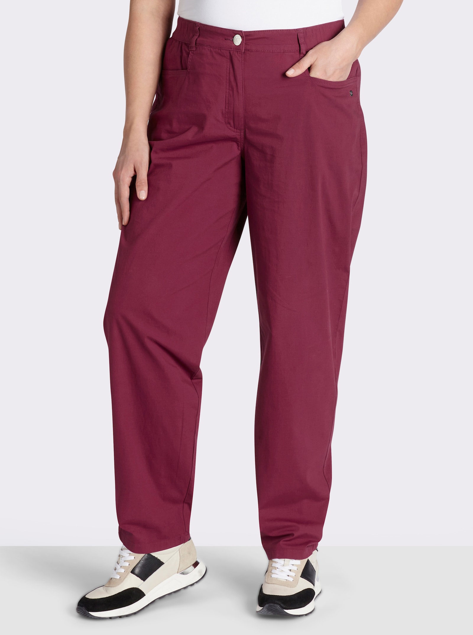 sheego Chinohose mit Ziertaschen hinten - bordeaux