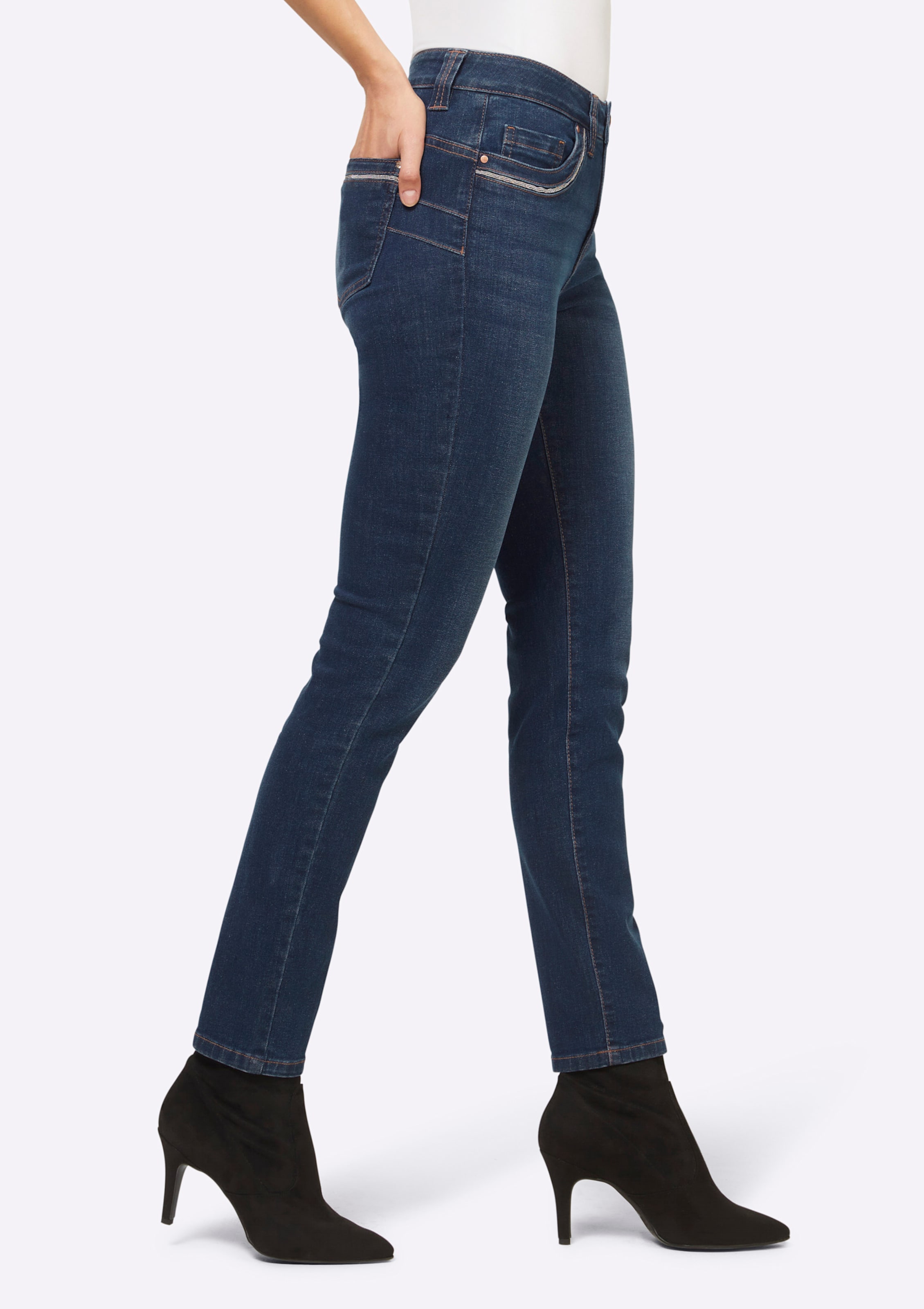 Tasche Mode günstig Kaufen-Push-up-Jeans in dark blue von heine. Push-up-Jeans in dark blue von heine <![CDATA[Push-up-Jeans Eyecatcher ist das feminin funkelnde Zierband an den Taschen vorn und hinten. 5-Pockets in moderner Waschung. Der raffinierte Schnitt formt einen knackigen P