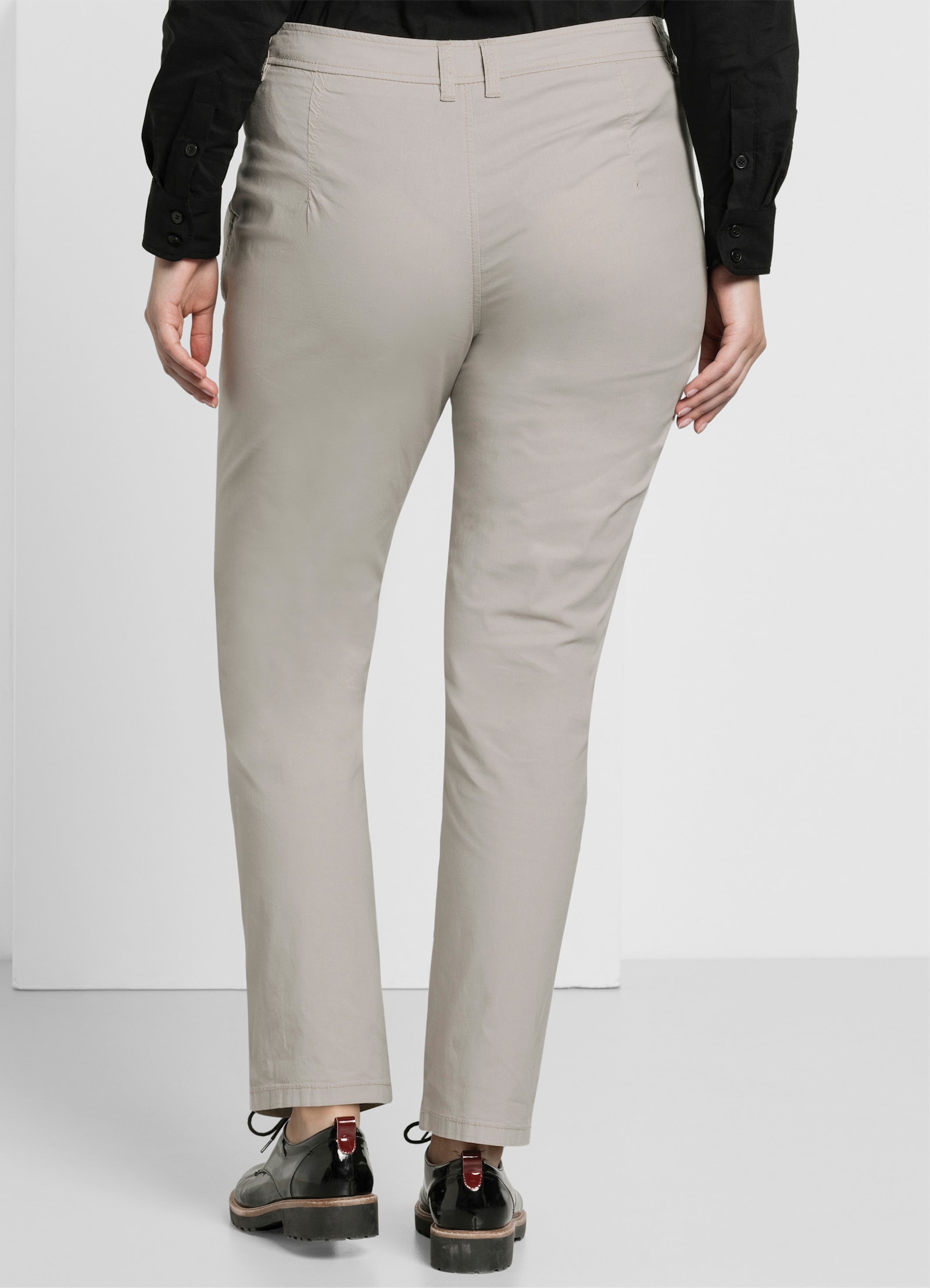 sheego Chinobroek met bandplooien - beige