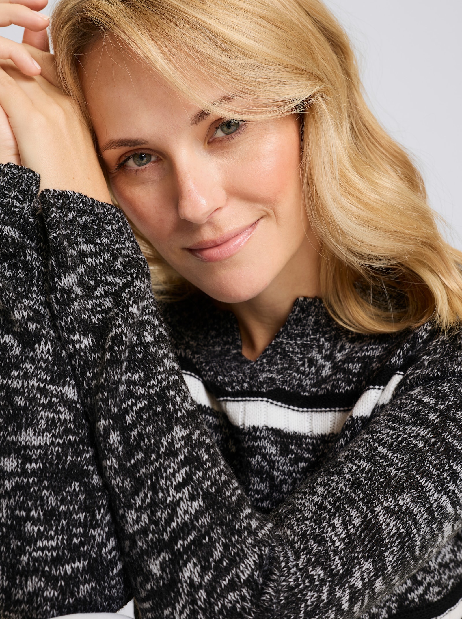 Svetr s dlouhým rukávem a proužkovaným vzorem - černá-bílá-vzor