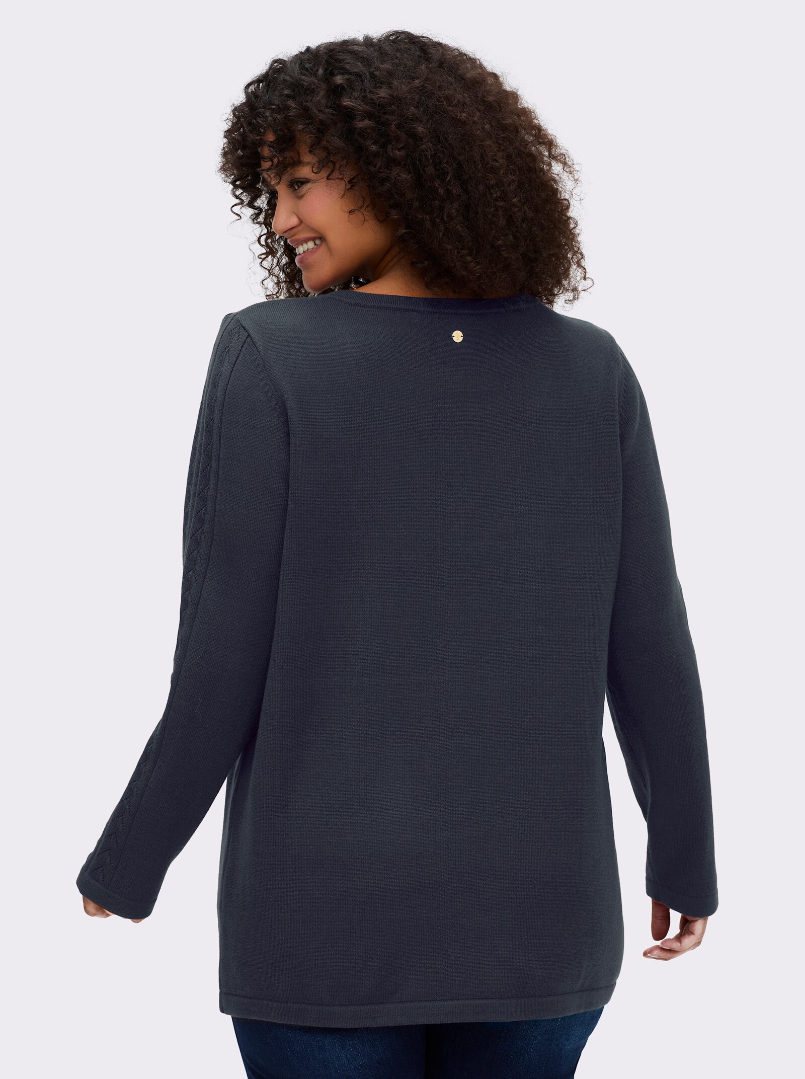 sheego Pullover mit tiefem V-Ausschnitt und Ösenverzierung - tiefblau