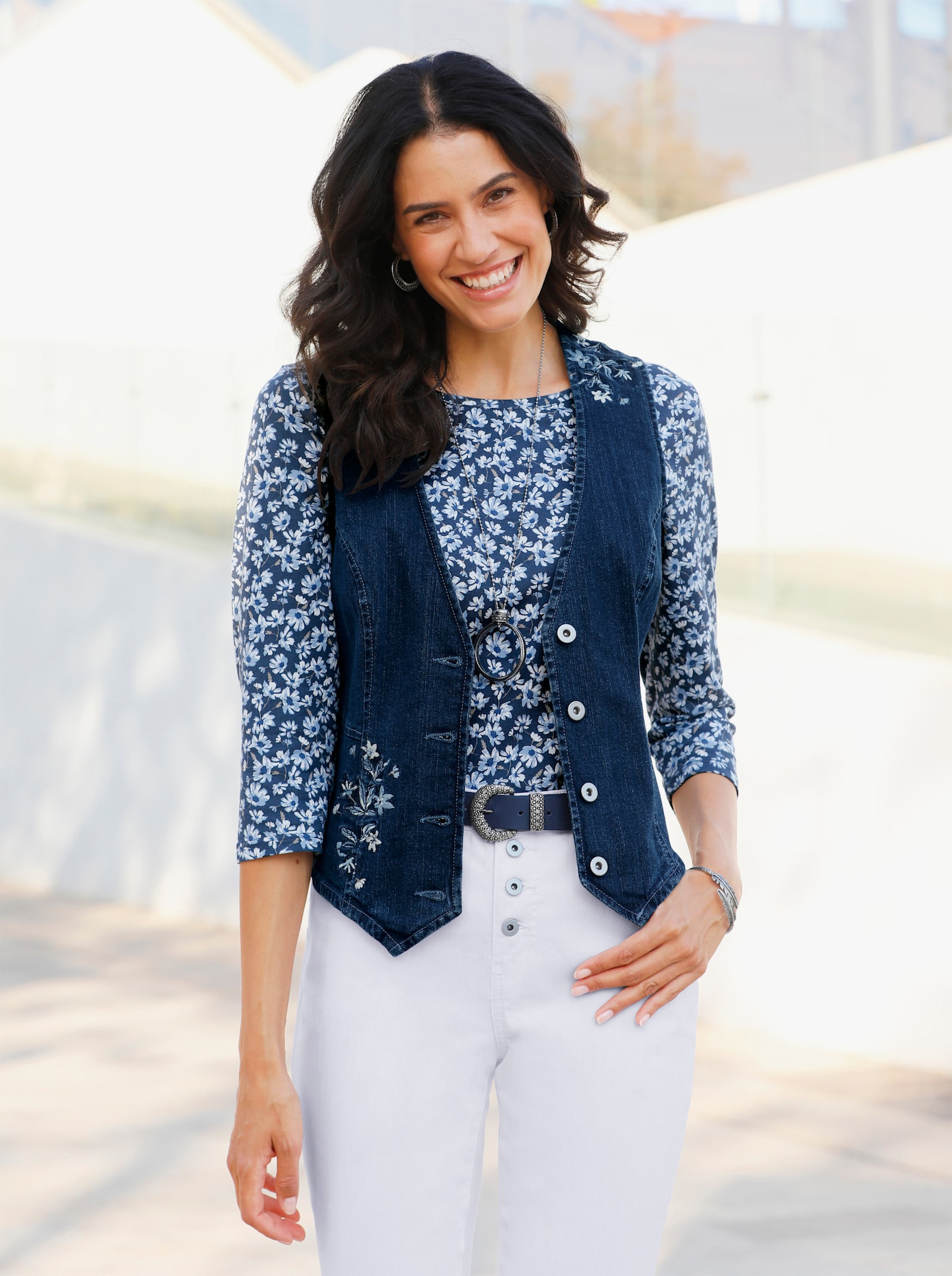 Jeansweste mit Blütenstickerei - blue-stone-washed