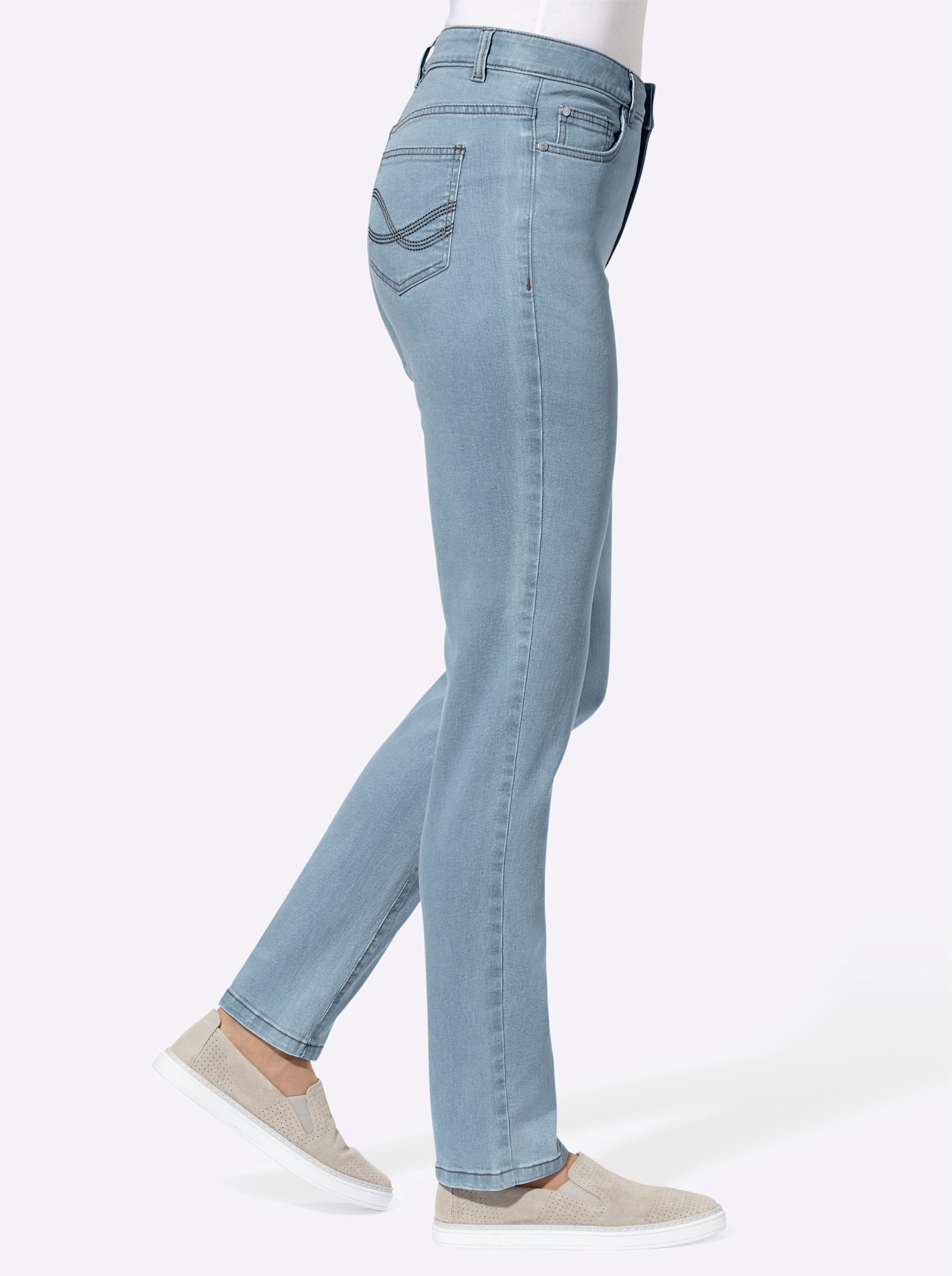 Jeans günstig Kaufen-5-Pocket-Jeans in hellblau von heine. 5-Pocket-Jeans in hellblau von heine <![CDATA[Sitzt optimal dank Stretch! Schmal geschnittene Jeans in der typischen 5-Pocket-Form mit Ziernieten an den Taschen. Gürtelschlaufen sowie Knopf- und Reißverschluss vorne