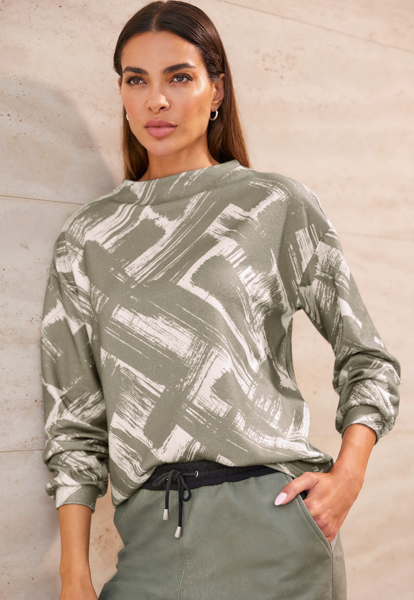 heine Langarmshirt mit Kelchkragen - khaki-sand-bedruckt