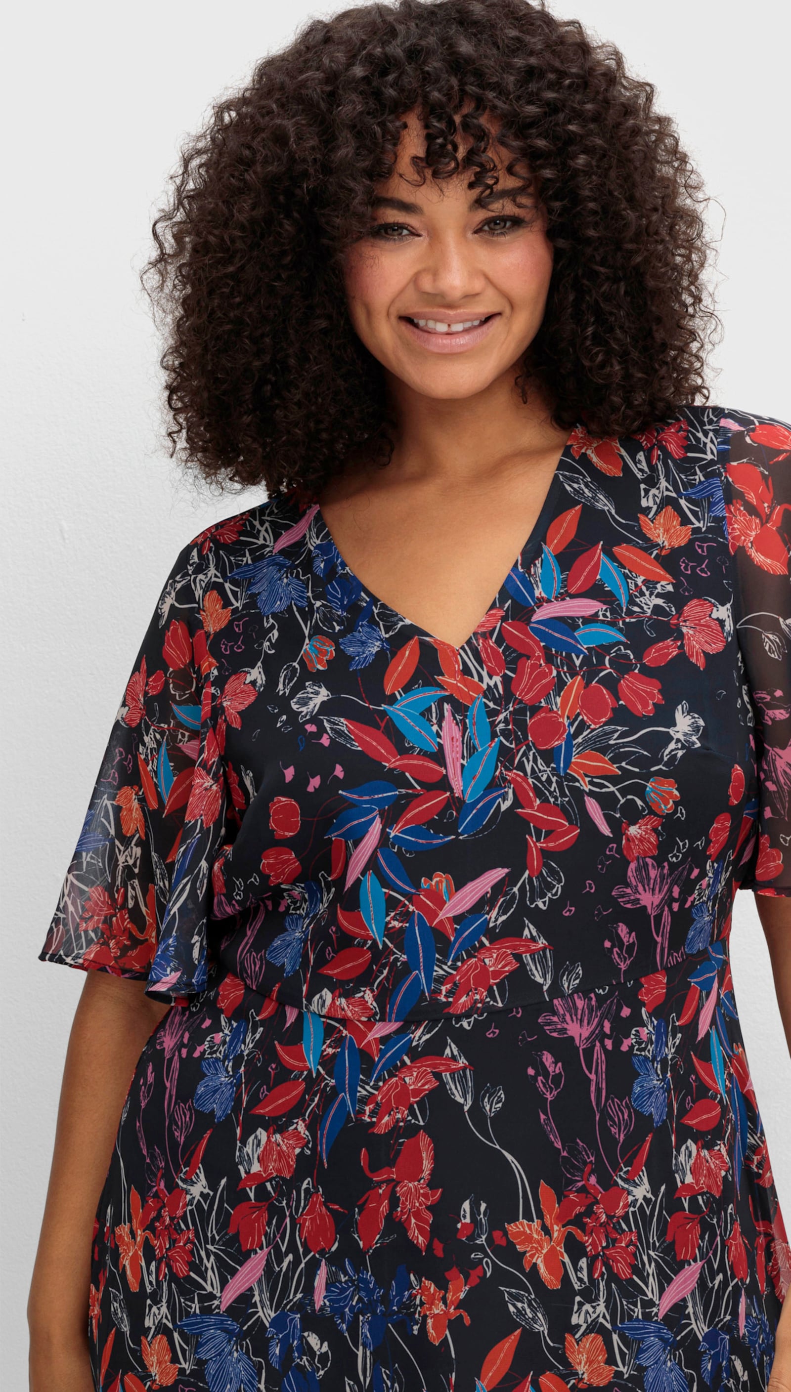 sheego Chiffonjurk met bloemenprint en volant aan de zoom - marine gedessineerd