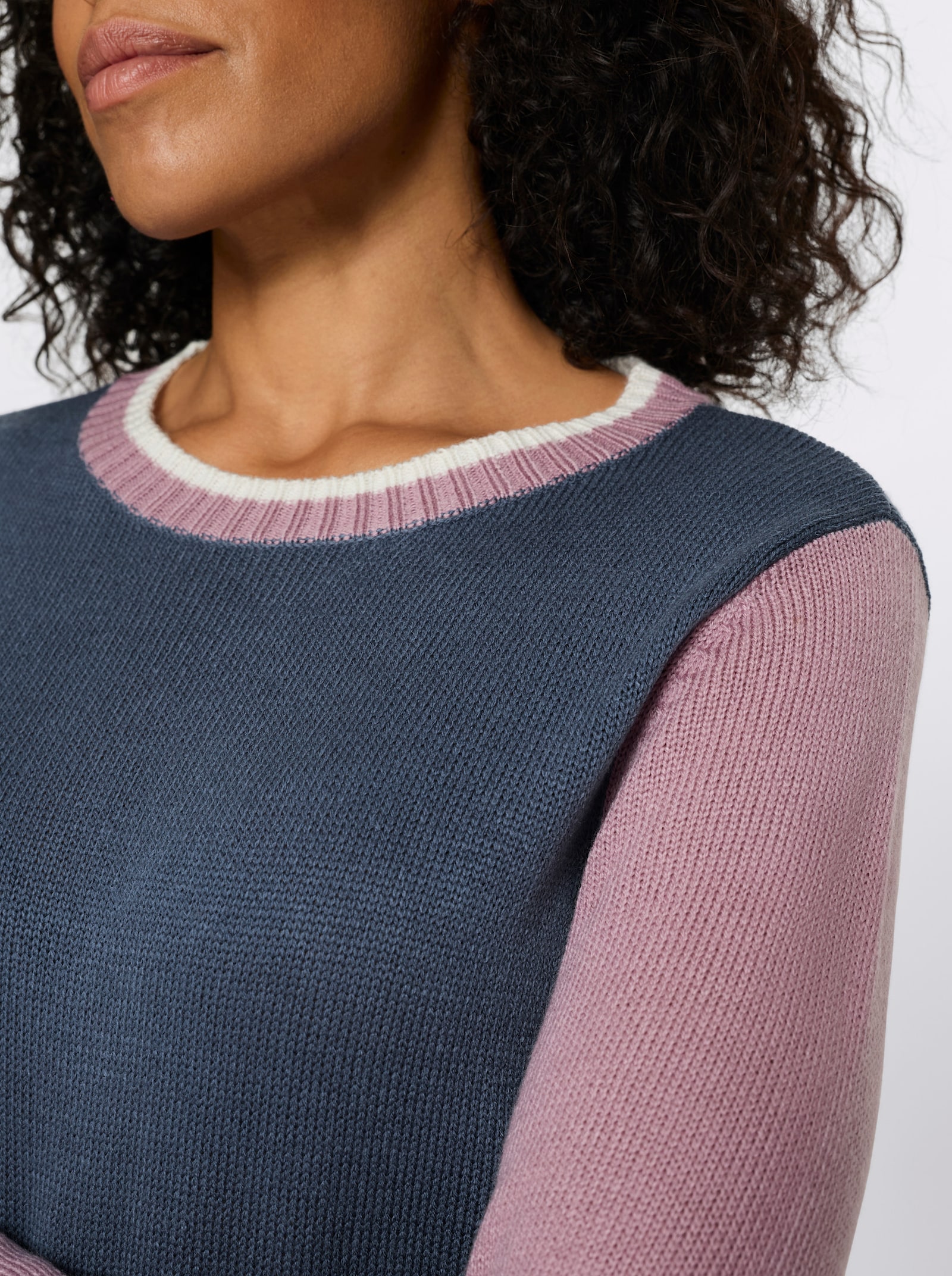 Stickad tröja med kontrastfärgade i ärmar - rökblå orkidé