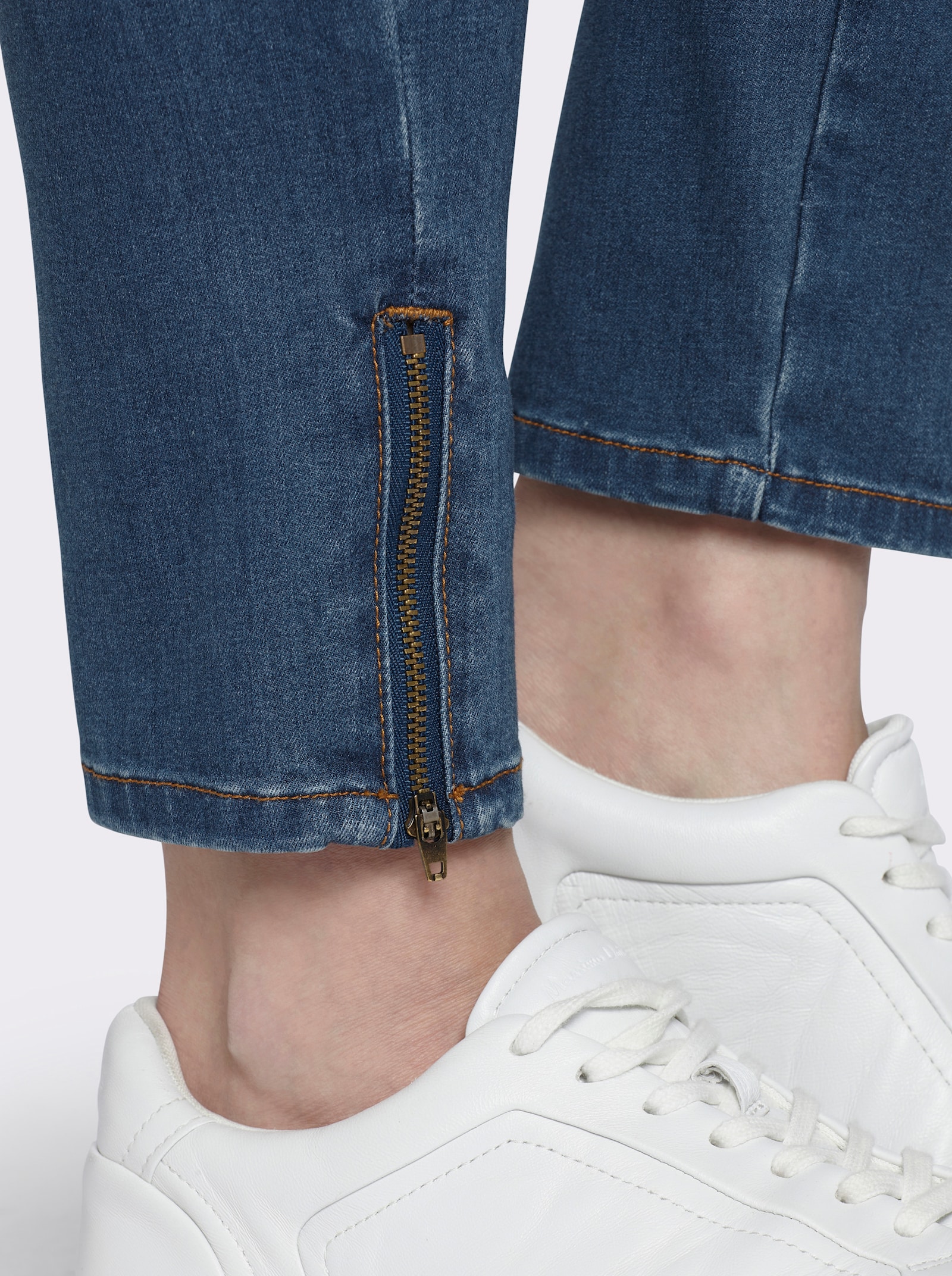 sheego Stretch-Jeans mit Zipper am Saum - blue-stone-washed
