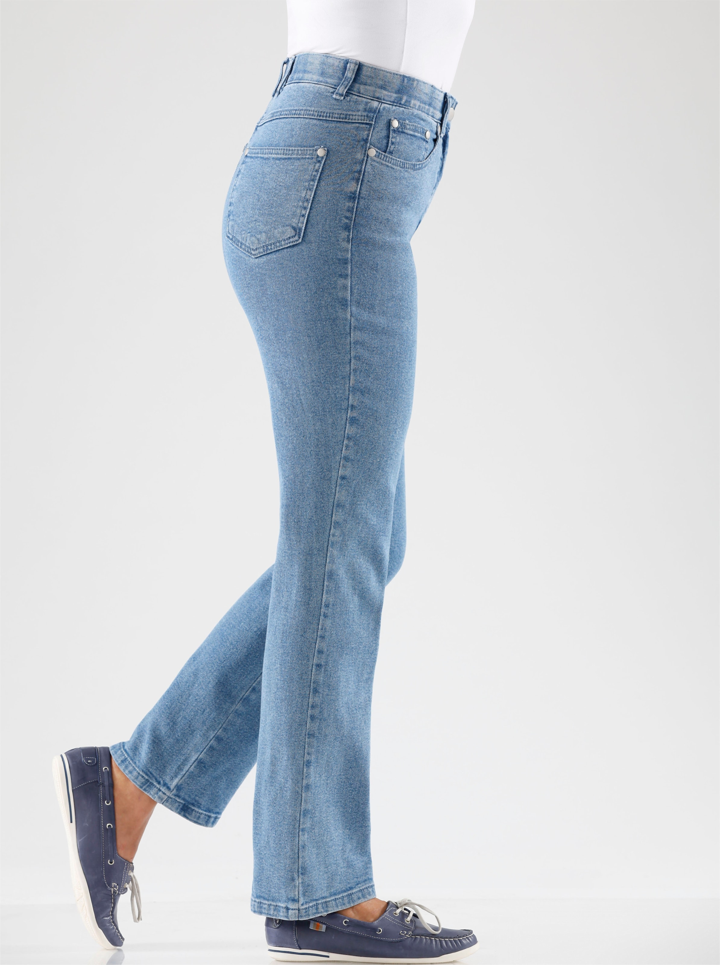 Ein Tick günstig Kaufen-5-Pocket-Jeans in blue-bleached von heine. 5-Pocket-Jeans in blue-bleached von heine <![CDATA[Jeans in 5-Pocket-Form. Gerade Schnittführung. Trageangenehm durch den innenliegenden, „unsichtbaren“ Rundum-Dehnbund. 1 Gesäßtasche mit Stickerei. Fußwe