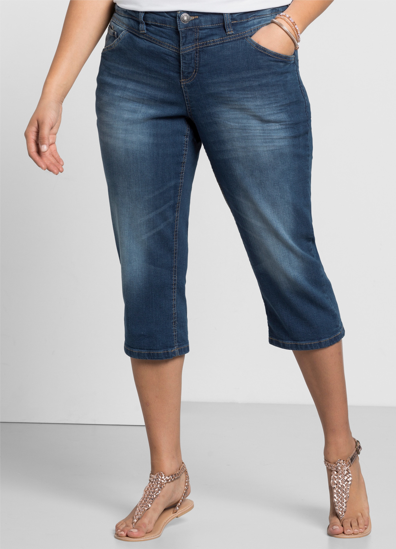 sheego Caprijeans mit Used-Effekten - blue denim