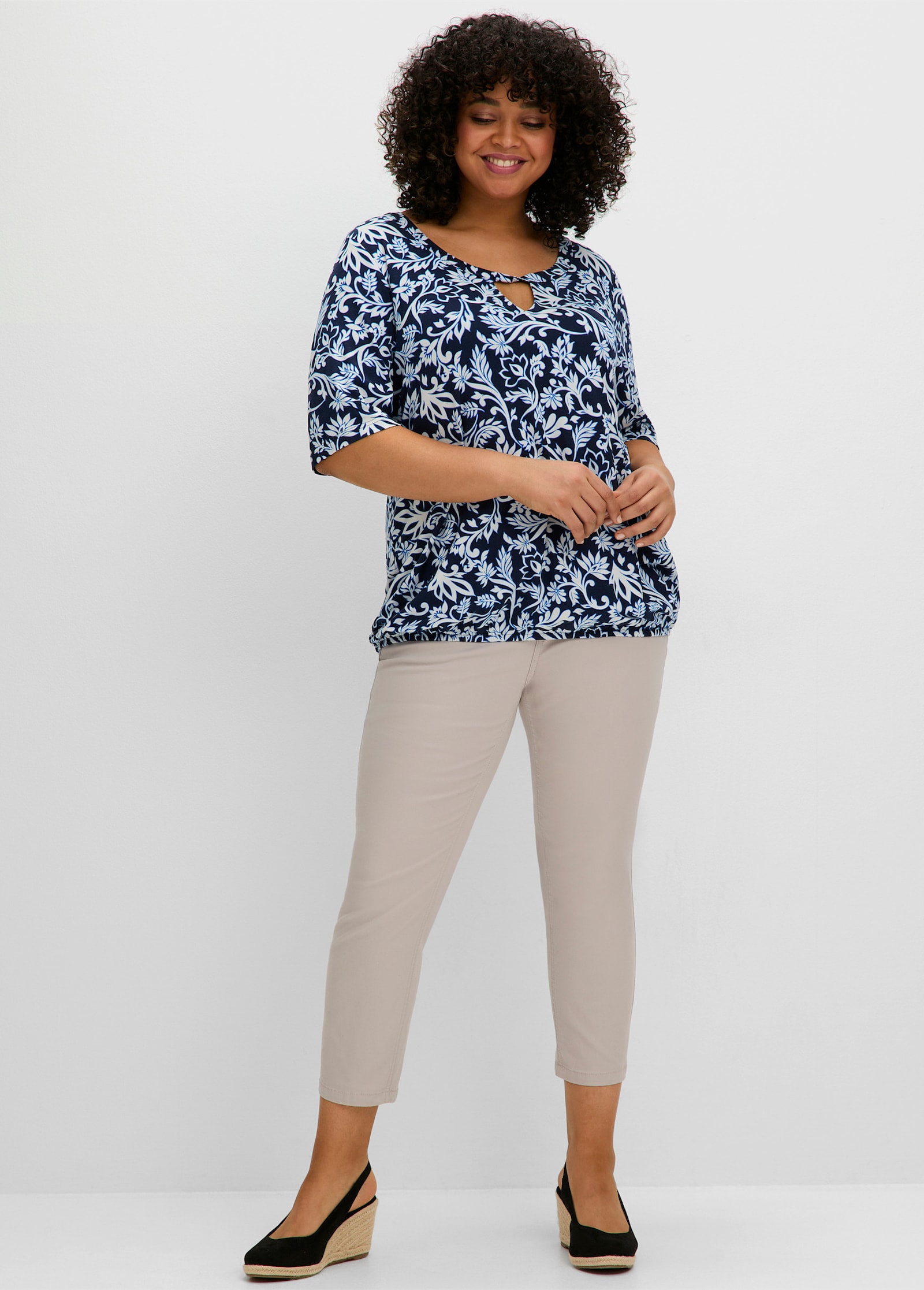 sheego Shirt mit Alloverdruck und Cut-out vorn - tiefblau-gemustert