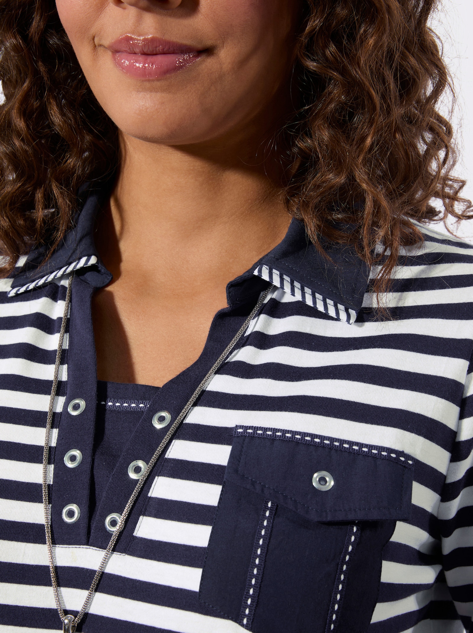 Poloshirt mit Ösen-Verzierung - marine-weiß-geringelt